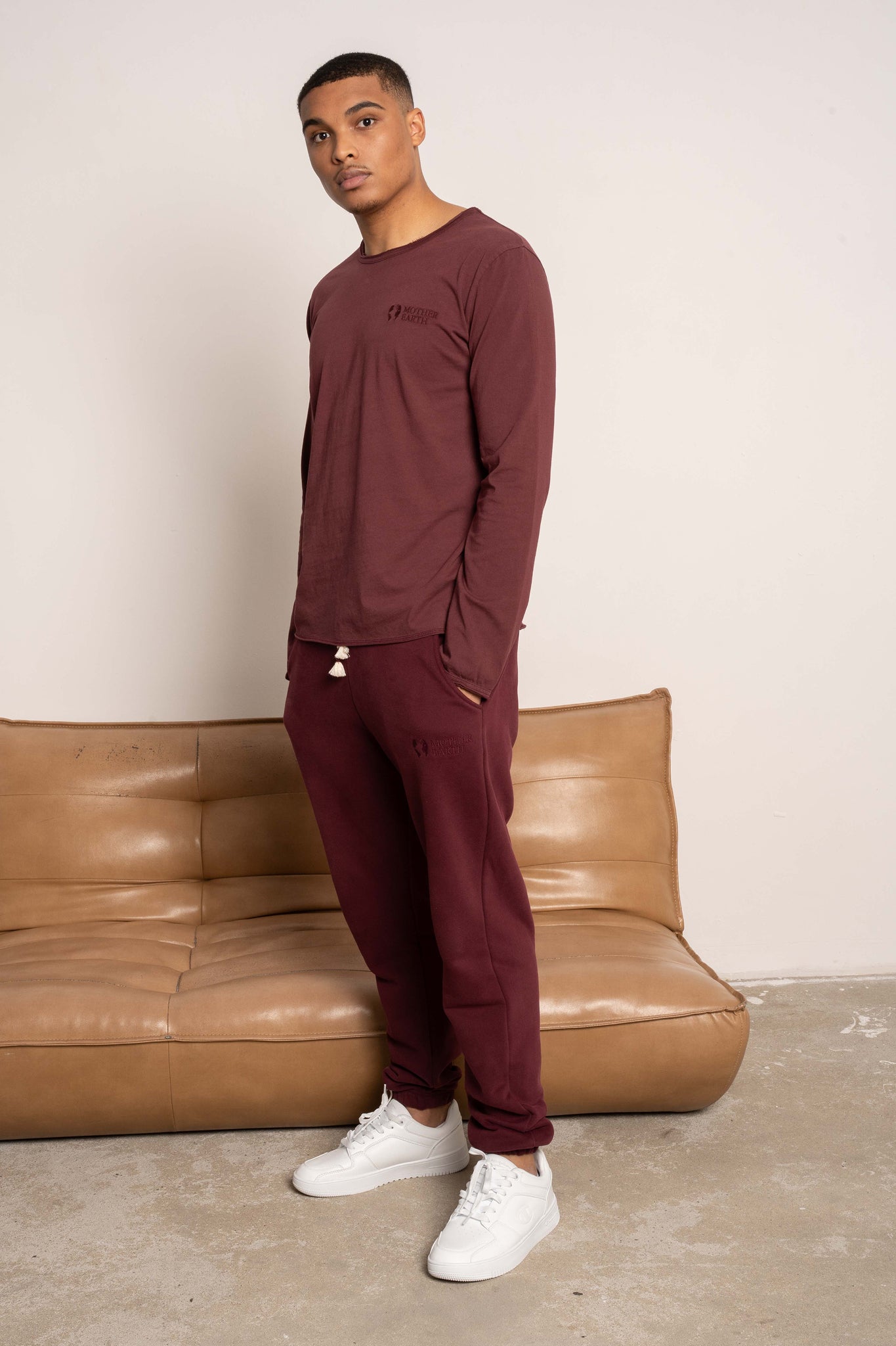 T-SHIRT OVERSIZE Z DELIKATNYM EFEKTEM SPRANIA BORDOWY - TOBALAI