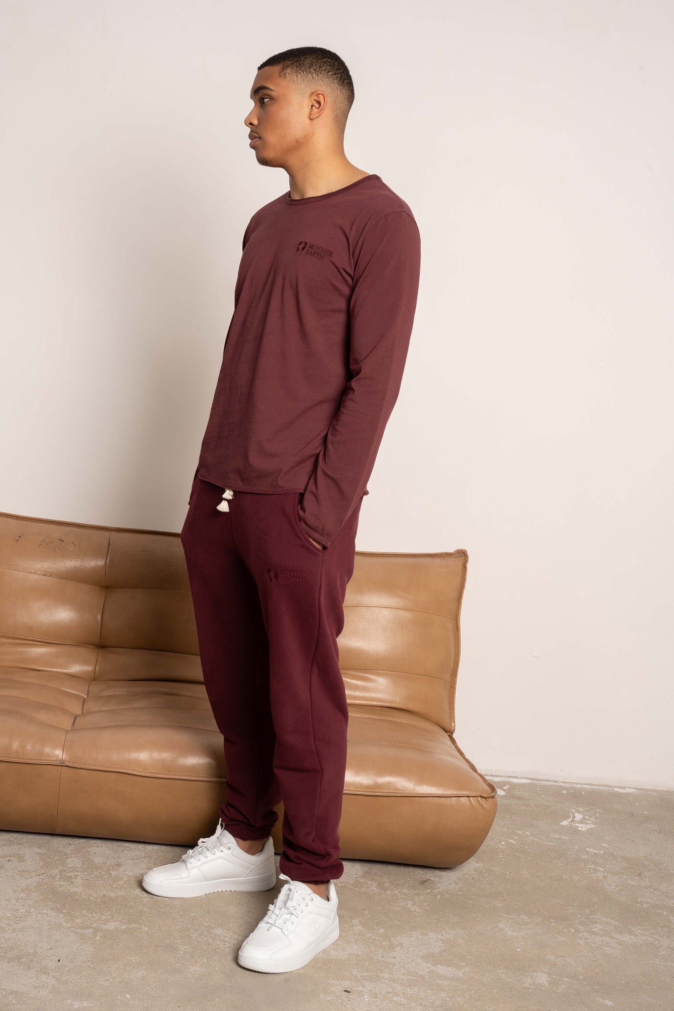 T-SHIRT OVERSIZE Z DELIKATNYM EFEKTEM SPRANIA BORDOWY - TOBALAI