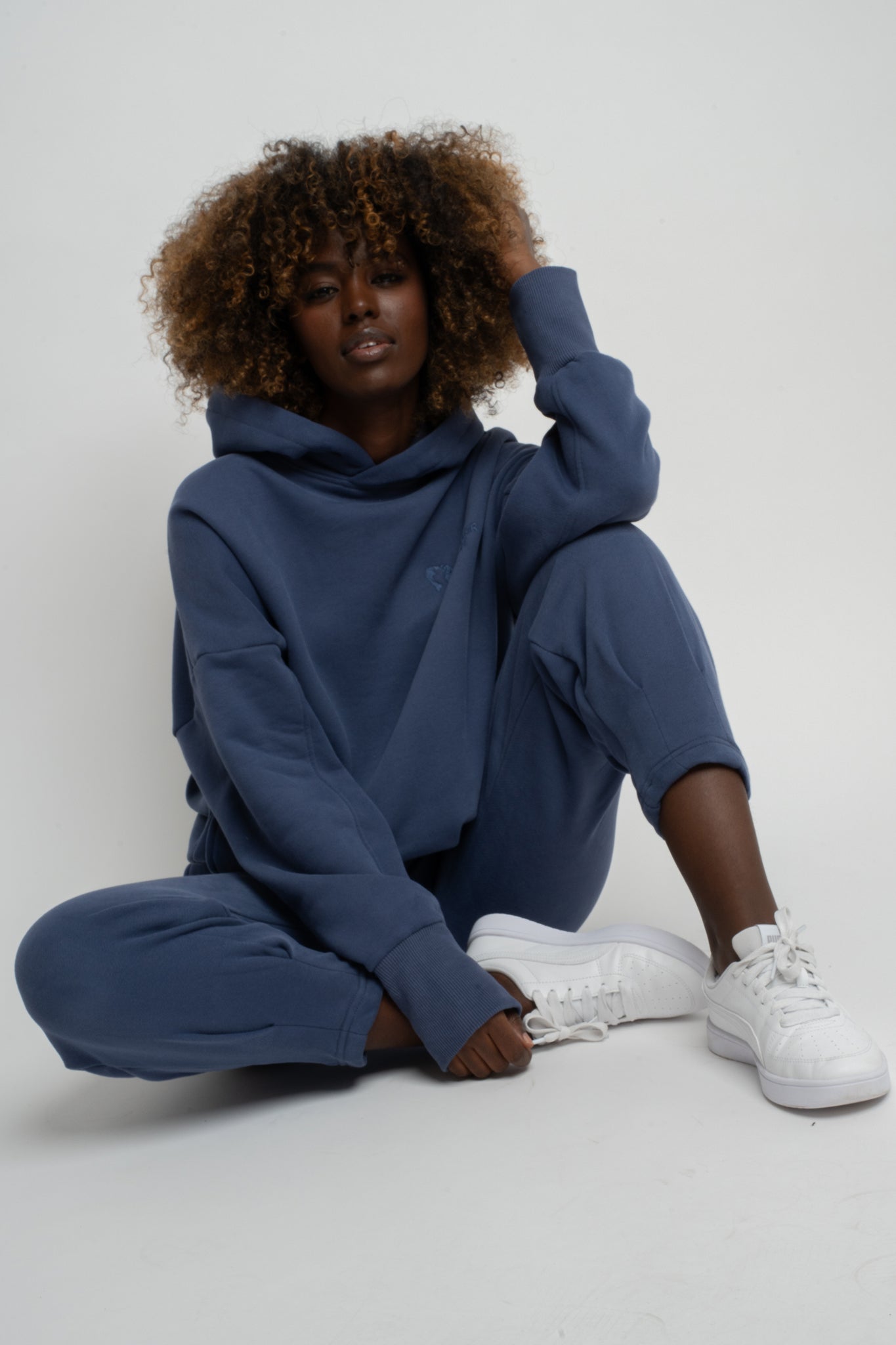 BLUZA OVERSIZE Z KAPTUREM GRANATOWA - EGERIA