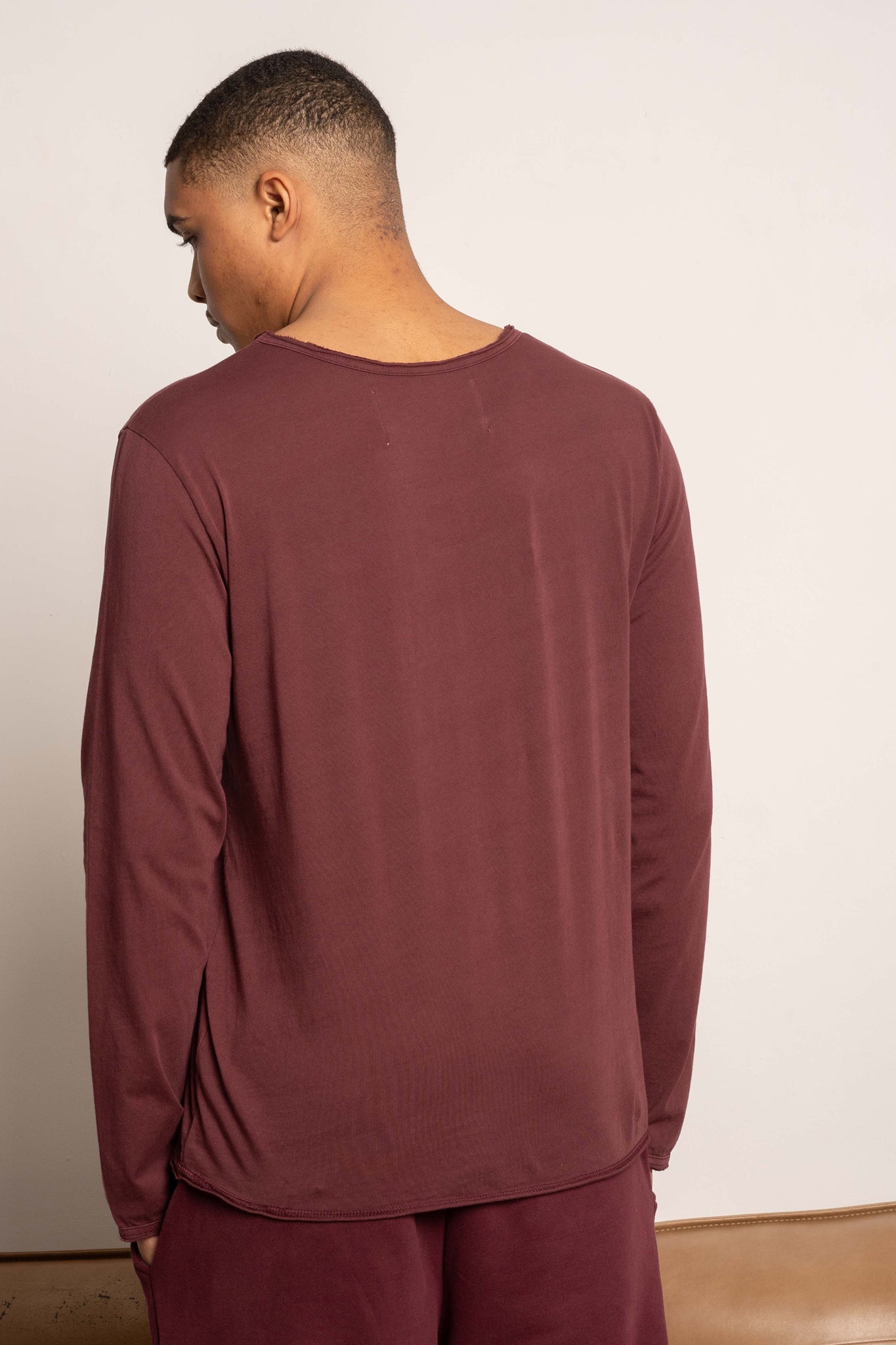 T-SHIRT OVERSIZE Z DELIKATNYM EFEKTEM SPRANIA BORDOWY - TOBALAI