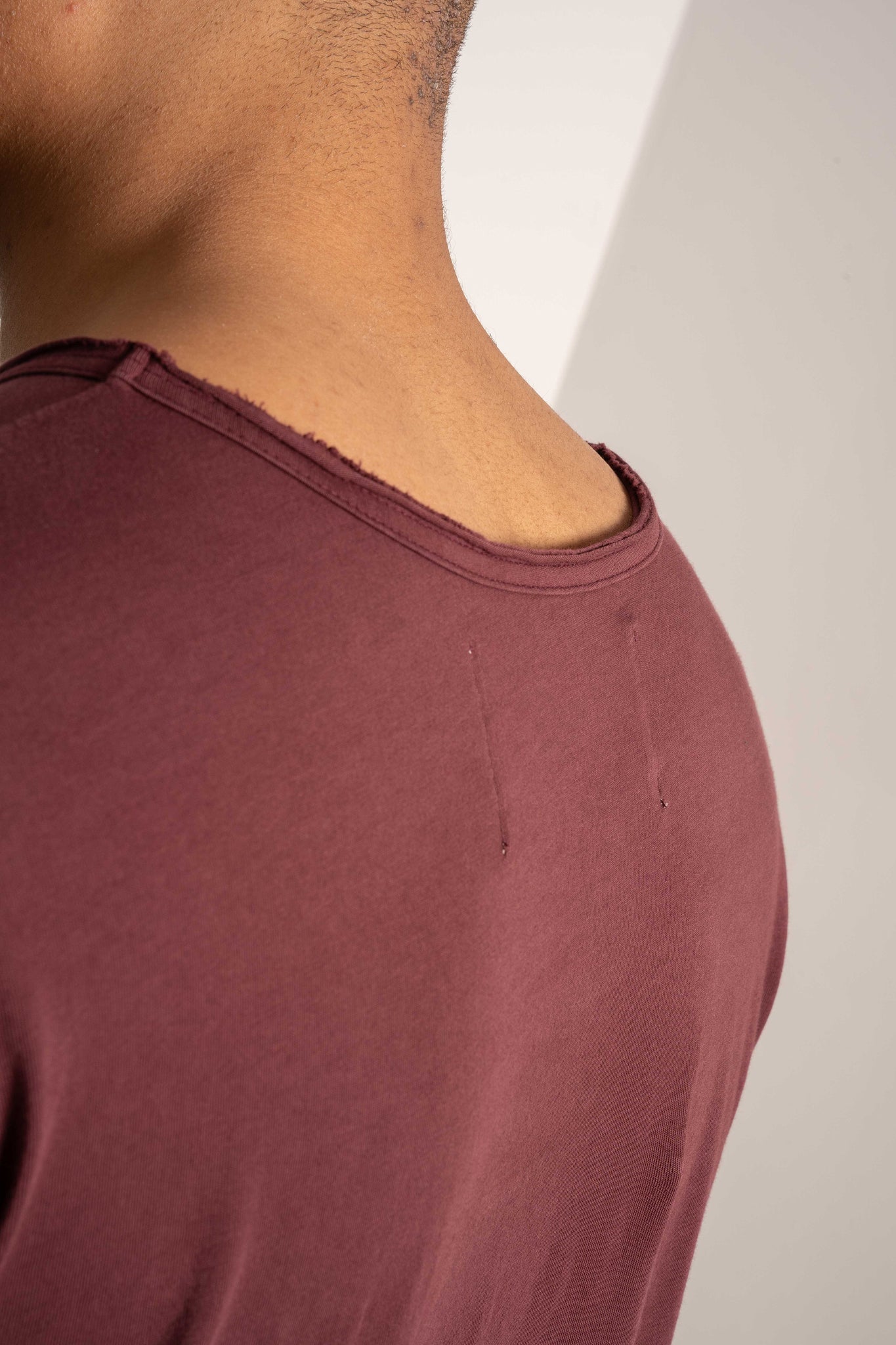 T-SHIRT OVERSIZE Z DELIKATNYM EFEKTEM SPRANIA BORDOWY - TOBALAI