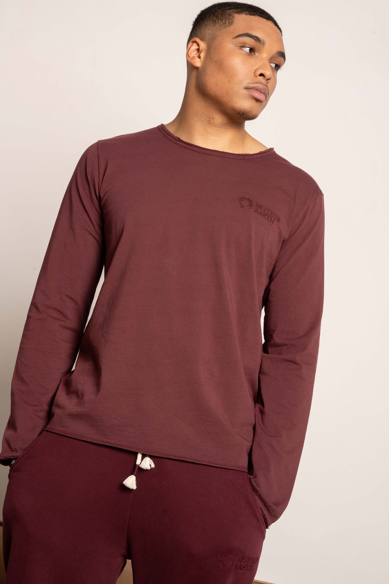 T-SHIRT OVERSIZE Z DELIKATNYM EFEKTEM SPRANIA BORDOWY - TOBALAI