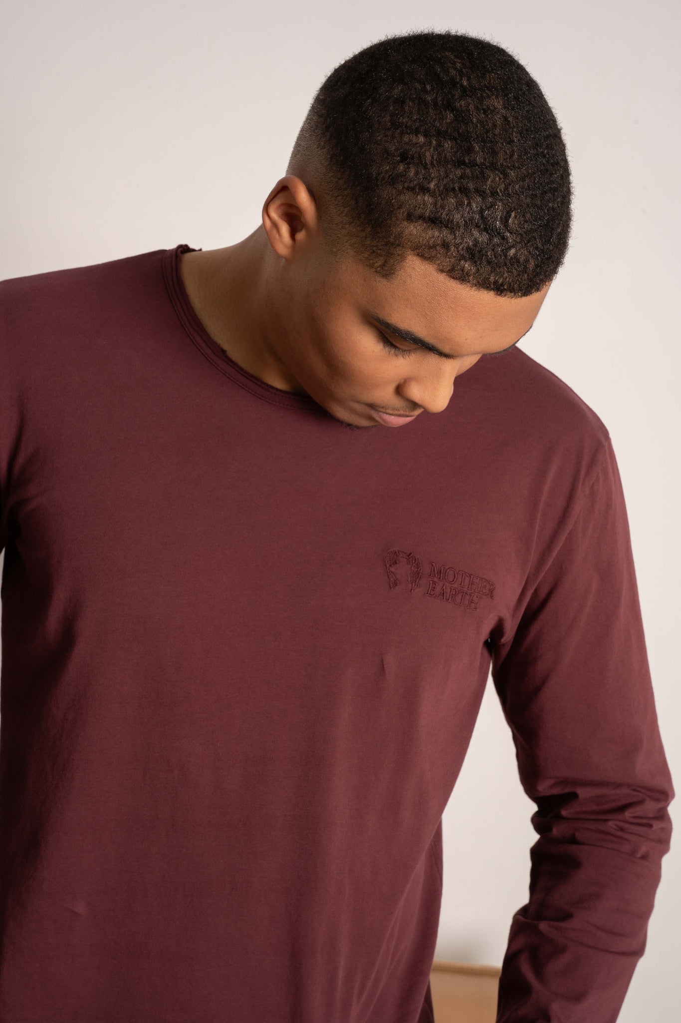 T-SHIRT OVERSIZE Z DELIKATNYM EFEKTEM SPRANIA BORDOWY - TOBALAI