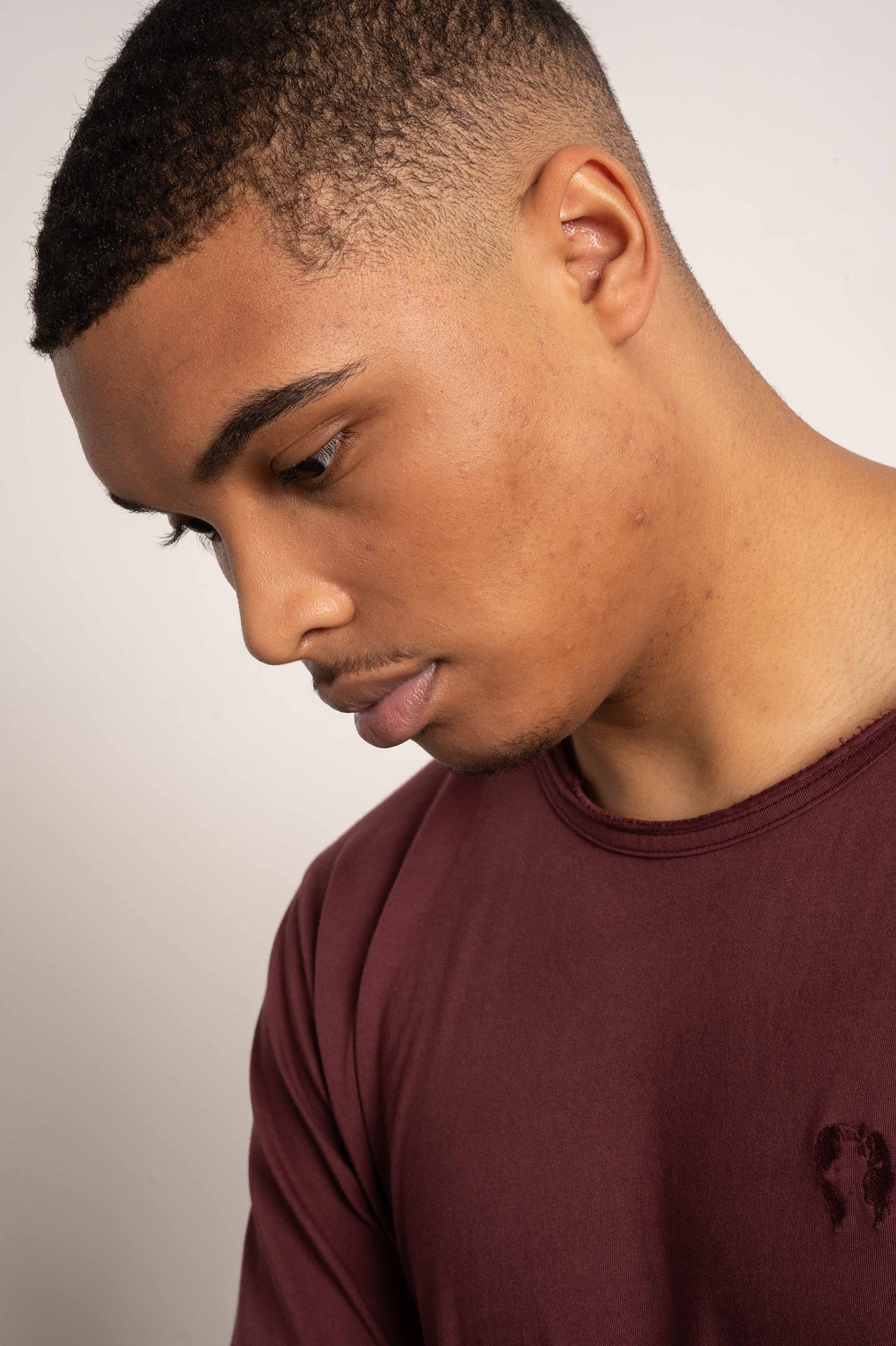 T-SHIRT OVERSIZE Z DELIKATNYM EFEKTEM SPRANIA BORDOWY - TOBALAI