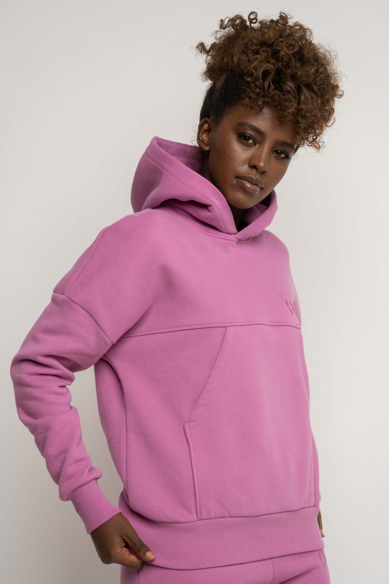 BLUZA Z KAPTUREM CUKIERKOWY RÓŻ - MURIA