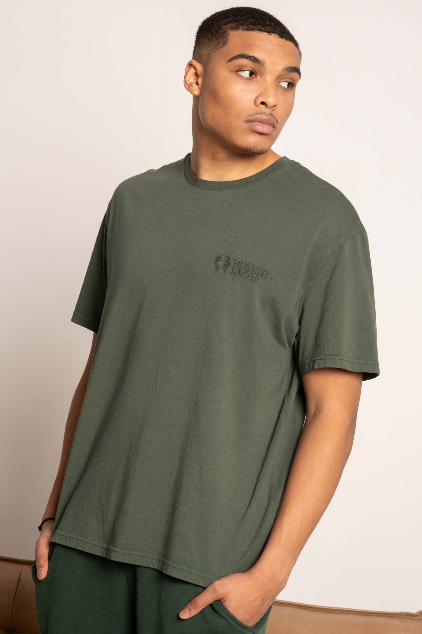 T-SHIRT OVERSIZE Z DELIKATNYM EFEKTEM SPRANIA ZIELONY - MOROTAI