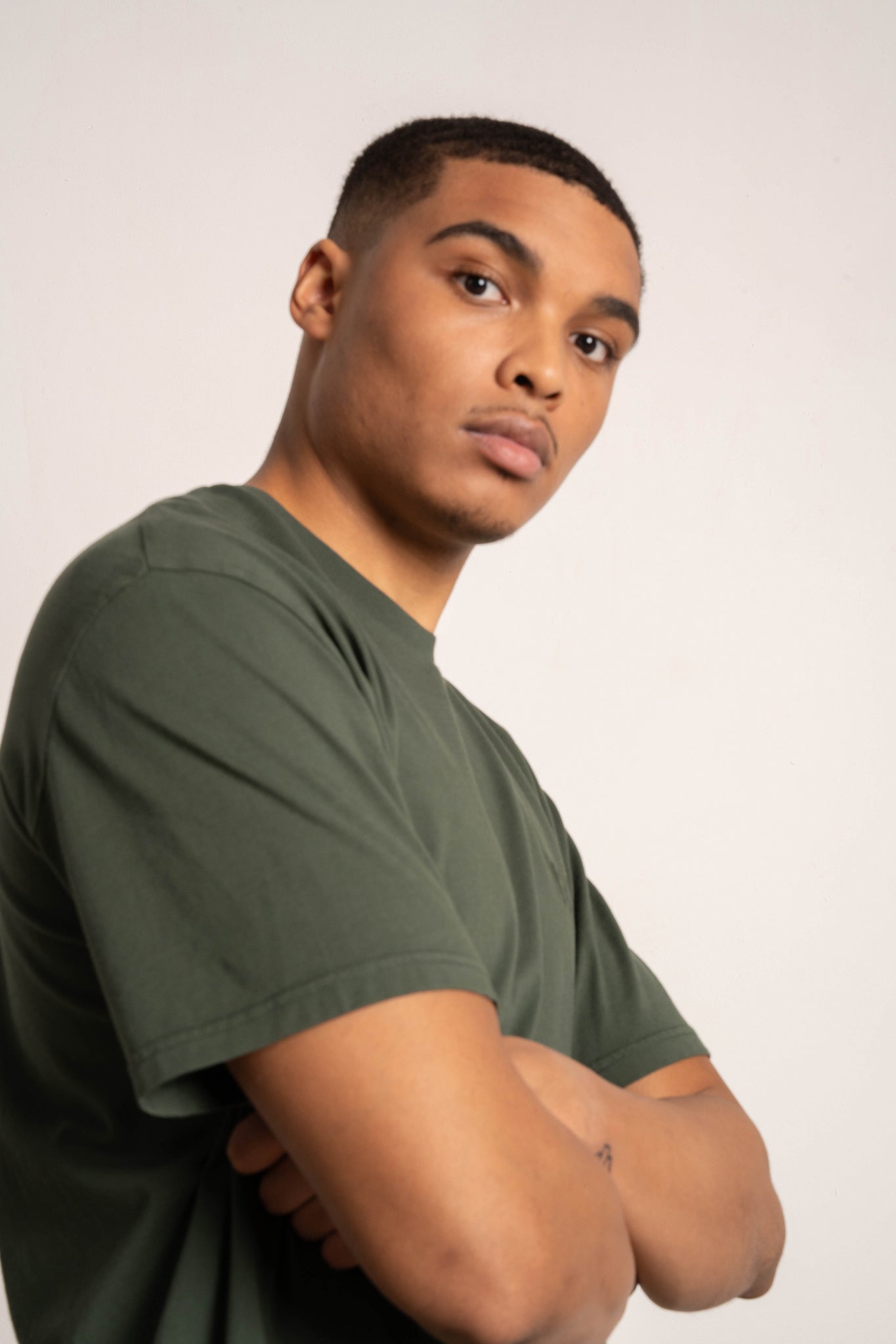 T-SHIRT OVERSIZE Z DELIKATNYM EFEKTEM SPRANIA ZIELONY - MOROTAI