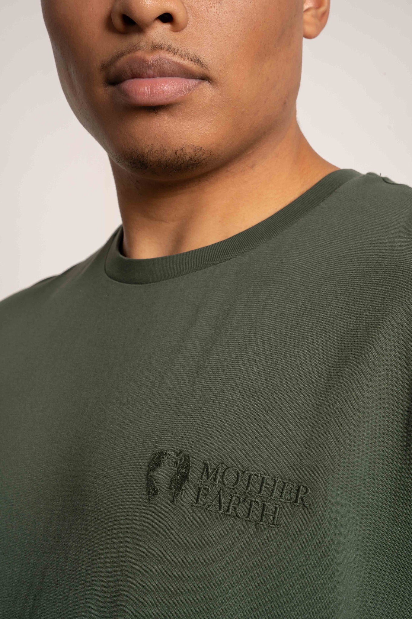 T-SHIRT OVERSIZE Z DELIKATNYM EFEKTEM SPRANIA ZIELONY - MOROTAI