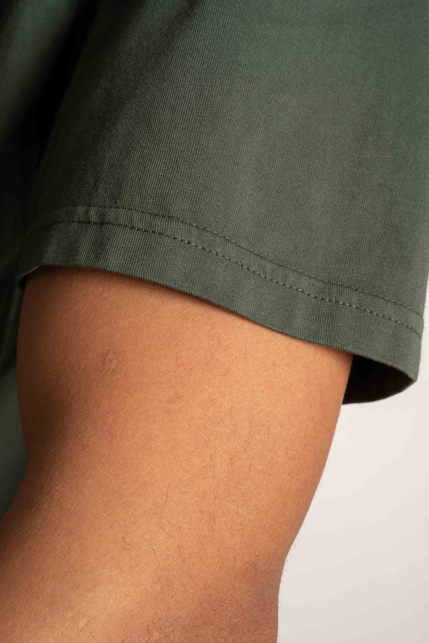 T-SHIRT OVERSIZE Z DELIKATNYM EFEKTEM SPRANIA ZIELONY - MOROTAI