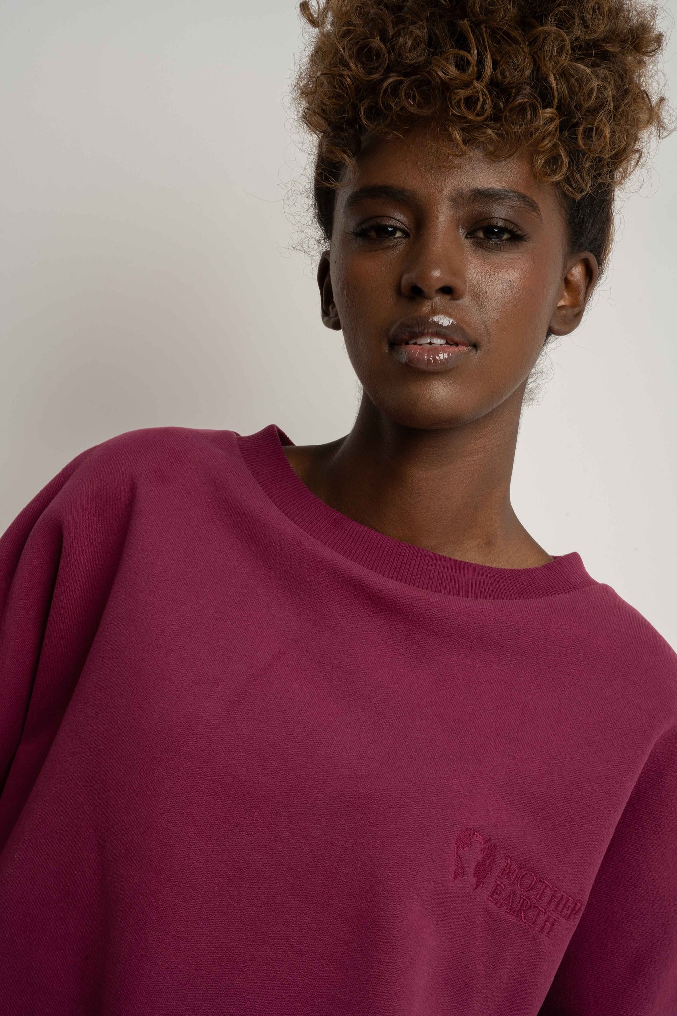 BLUZA O KROJU REGULAR FIT Z DŁUŻSZYM TYŁEM BURGUNDOWY - COOK