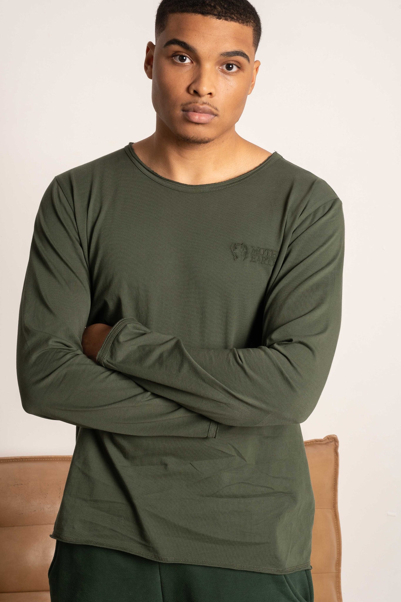 T-SHIRT OVERSIZE Z DELIKATNYM EFEKTEM SPRANIA ZIELONY - TOBALAI