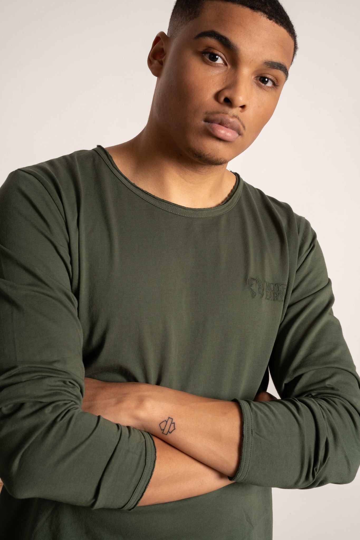 T-SHIRT OVERSIZE Z DELIKATNYM EFEKTEM SPRANIA ZIELONY - TOBALAI