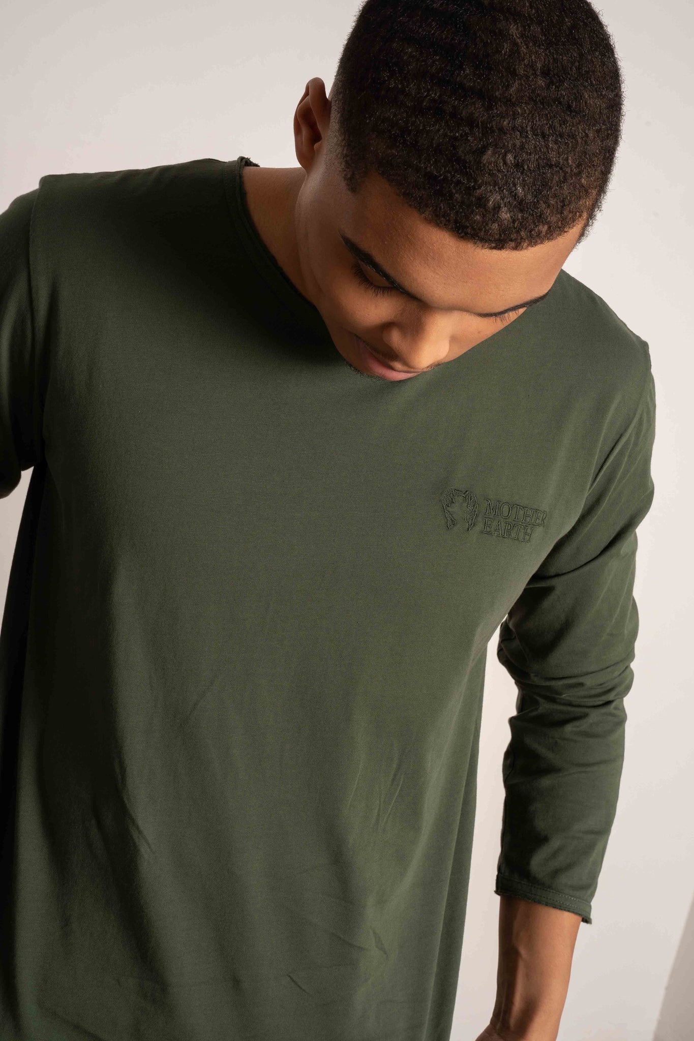 T-SHIRT OVERSIZE Z DELIKATNYM EFEKTEM SPRANIA ZIELONY - TOBALAI