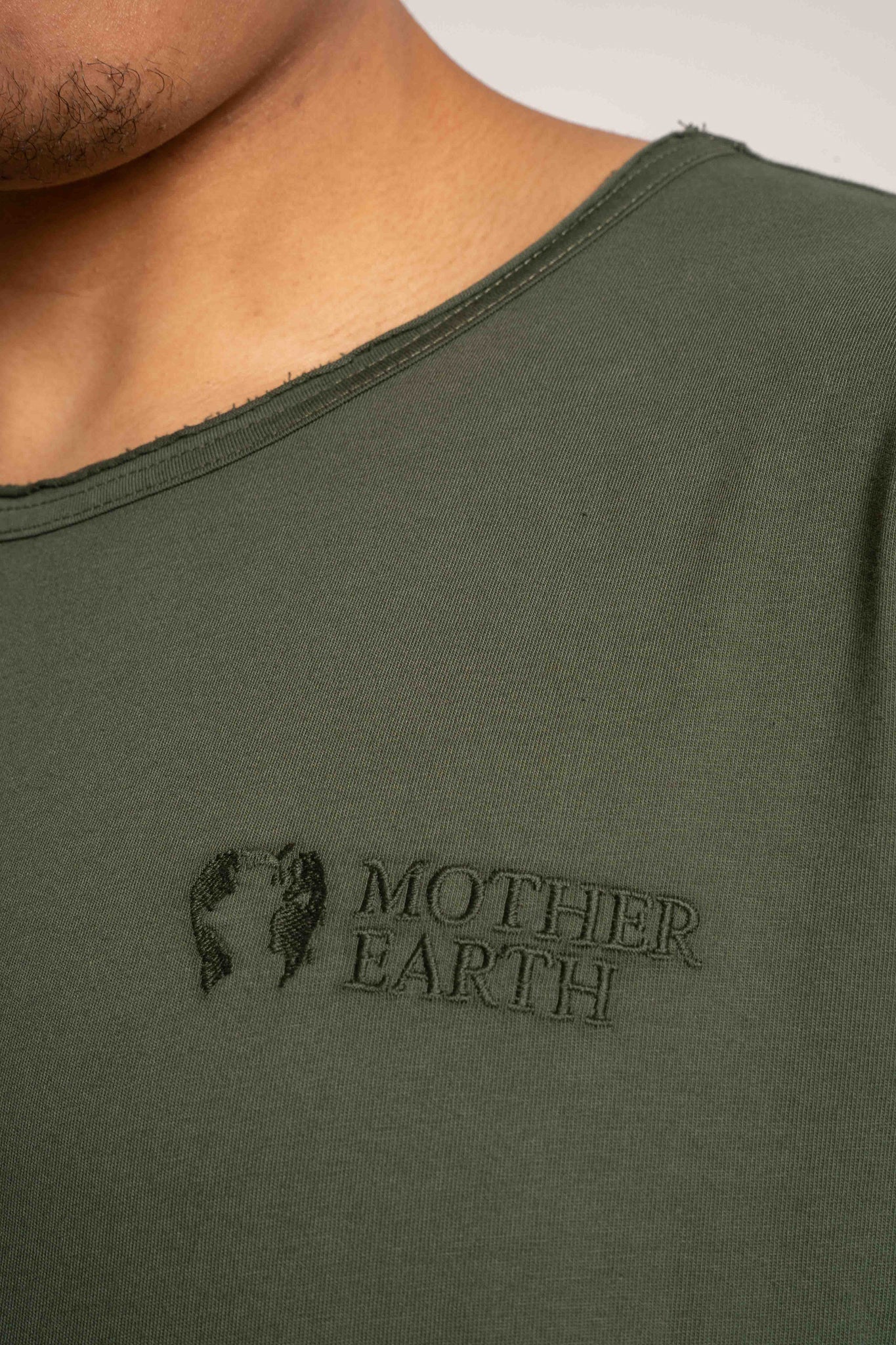 T-SHIRT OVERSIZE Z DELIKATNYM EFEKTEM SPRANIA ZIELONY - TOBALAI