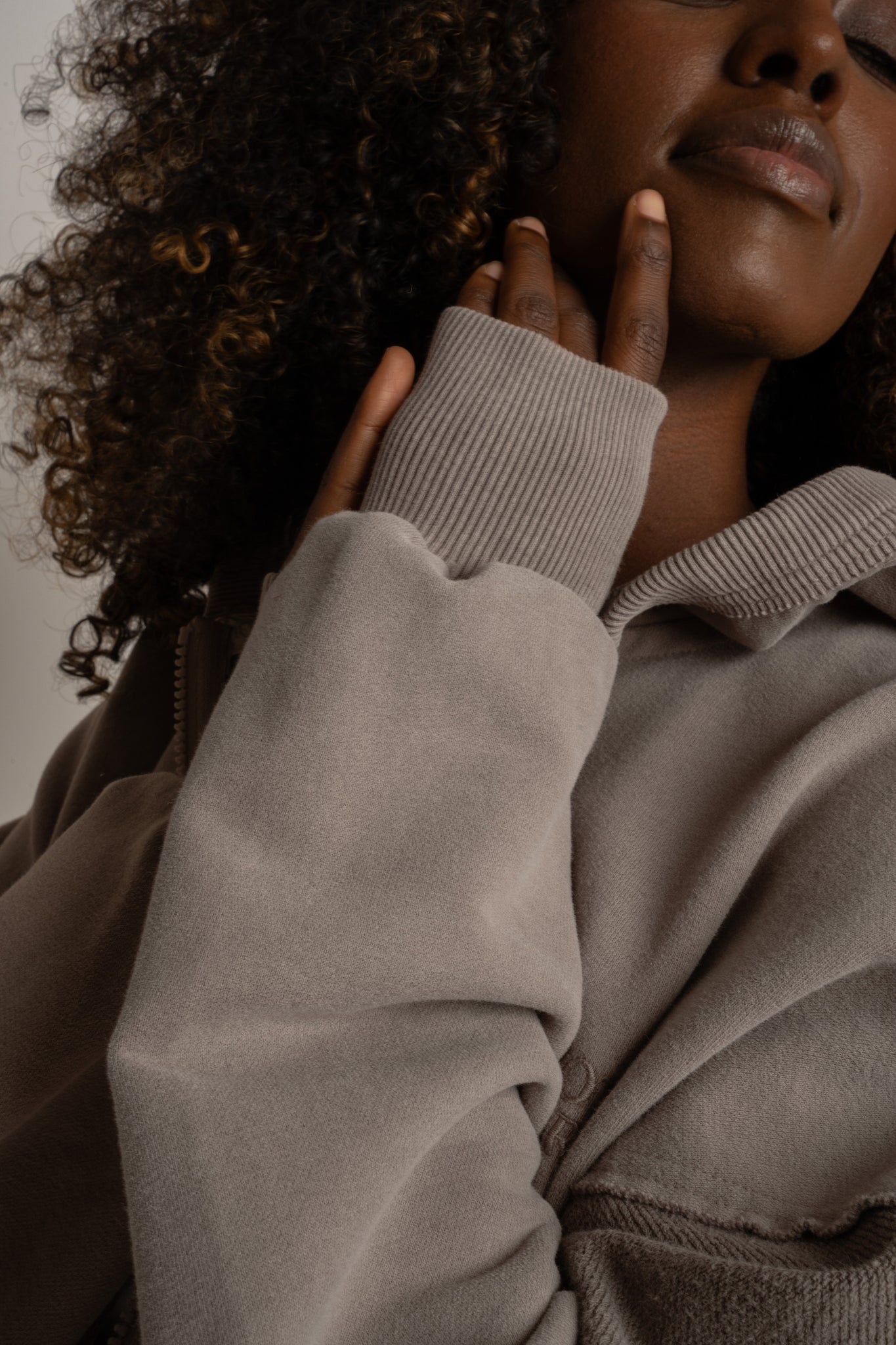 BLUZA Z EFEKTEM WASHED MOCCA - TRONDHEIM
