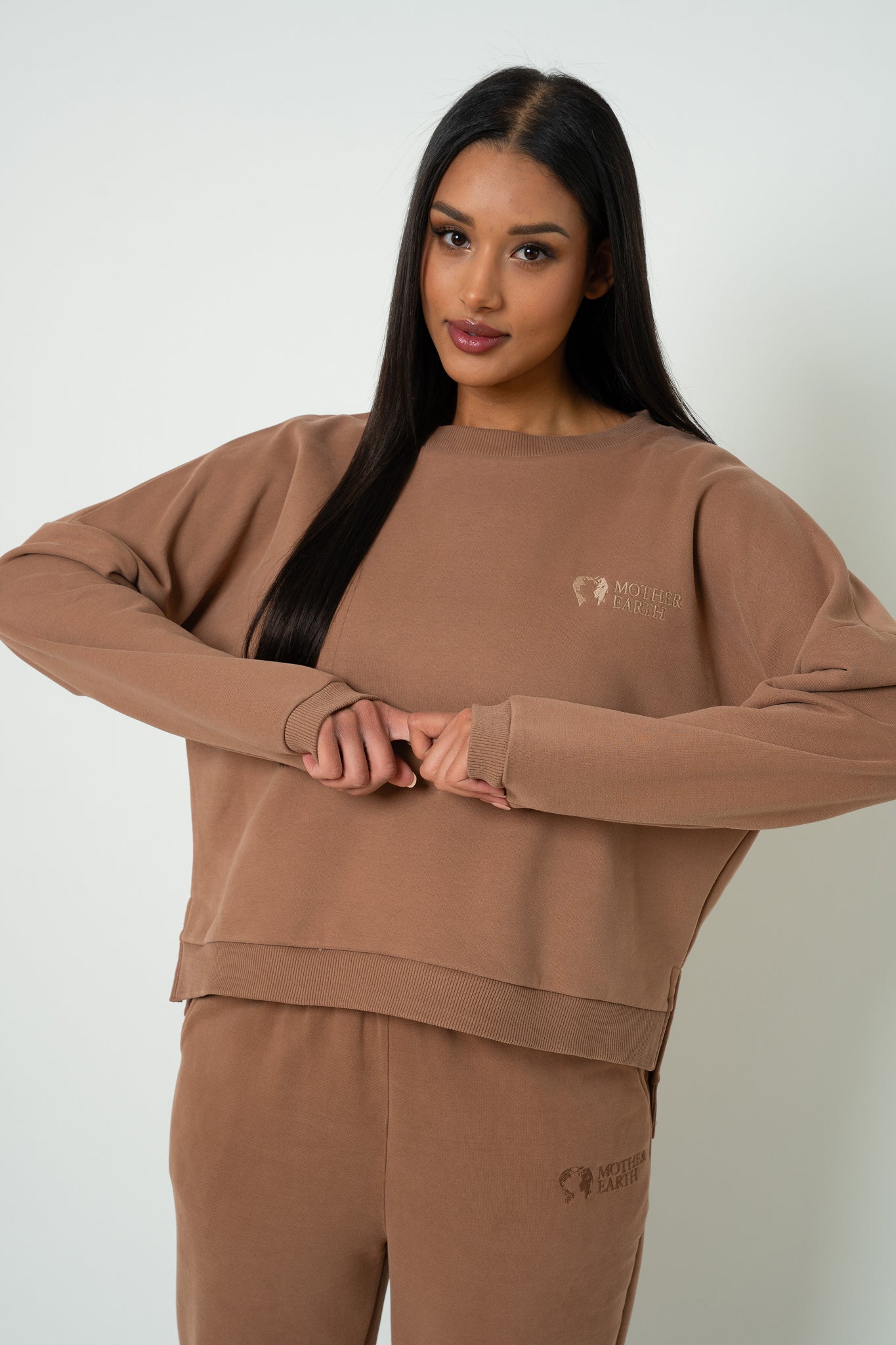 BLUZA O KROJU REGULAR FIT Z DŁUŻSZYM TYŁEM BRĄZOWA - COOK