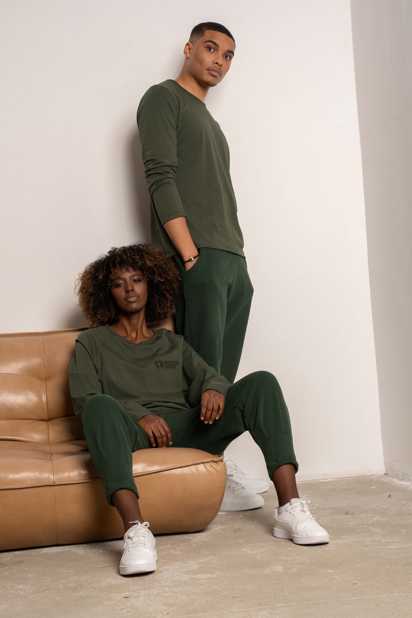 T-SHIRT OVERSIZE Z DELIKATNYM EFEKTEM SPRANIA ZIELONY - TOBALAI