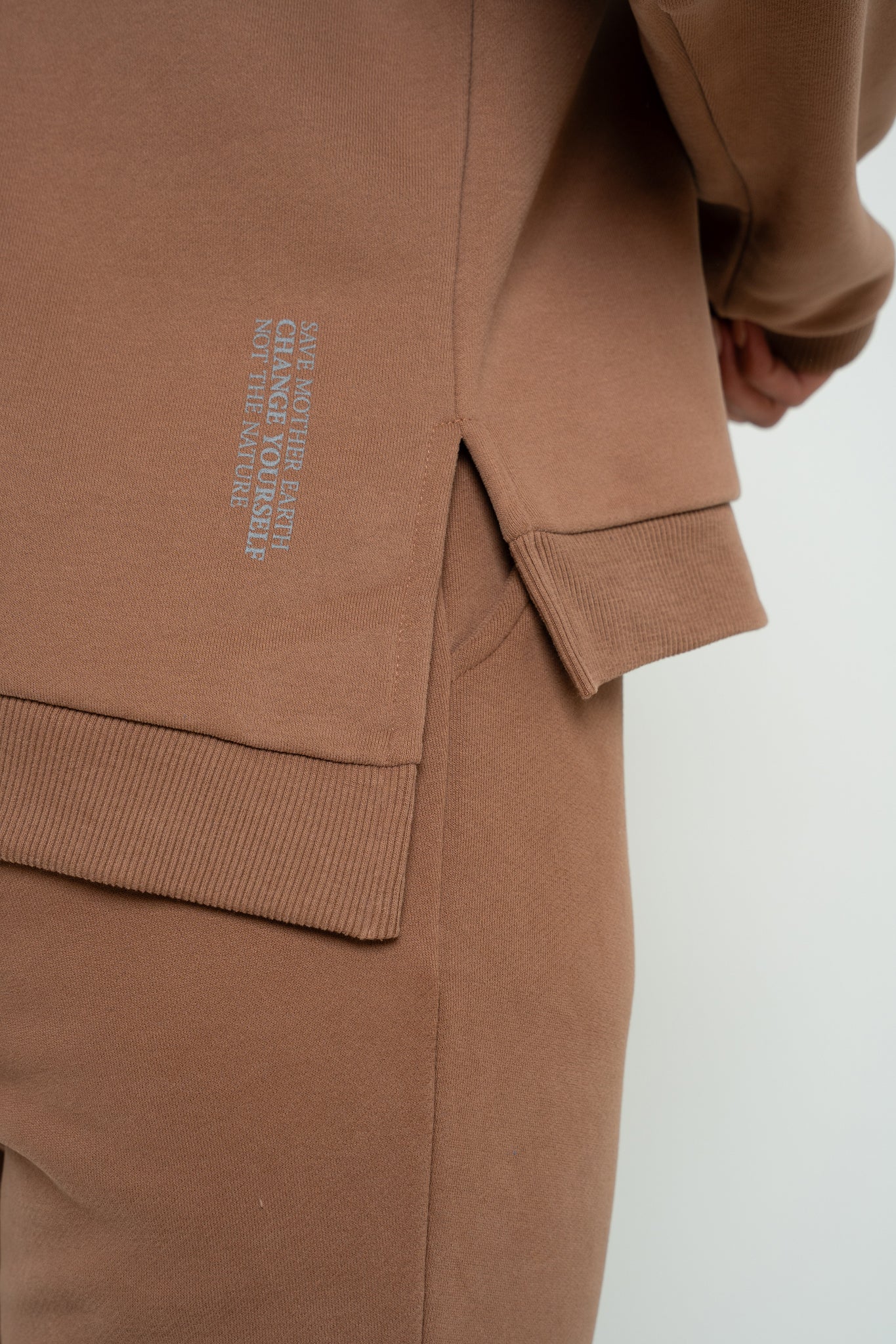 BLUZA O KROJU REGULAR FIT Z DŁUŻSZYM TYŁEM BRĄZOWA - COOK