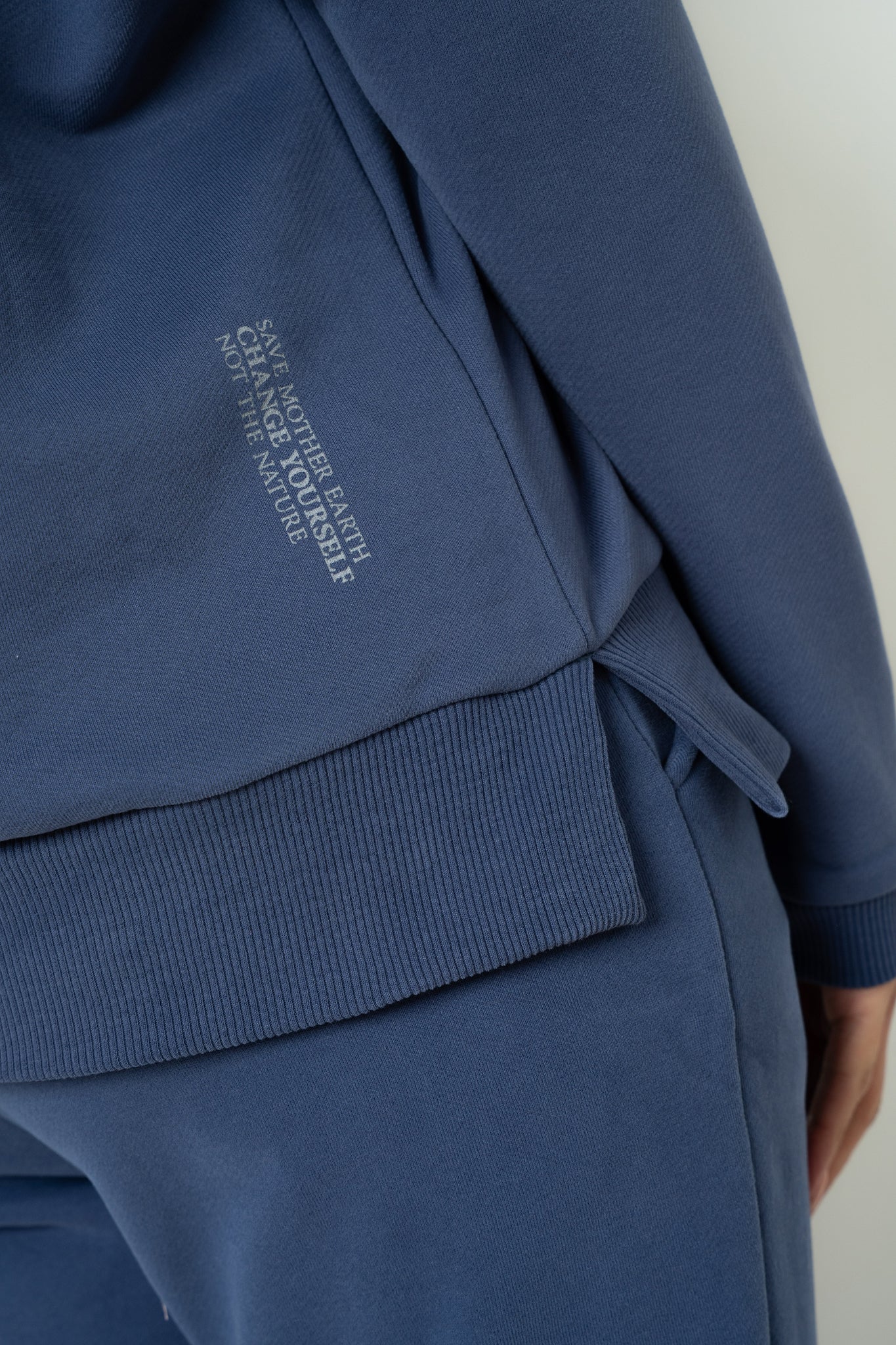BLUZA OVERSIZE Z SZEROKIM DEKOLTEM GRANATOWA  - MULL