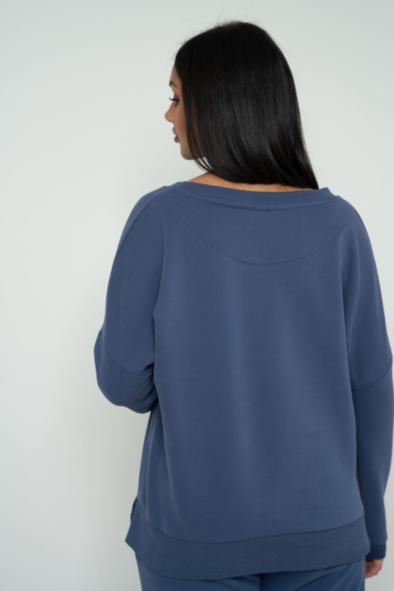 BLUZA OVERSIZE Z SZEROKIM DEKOLTEM GRANATOWA  - MULL