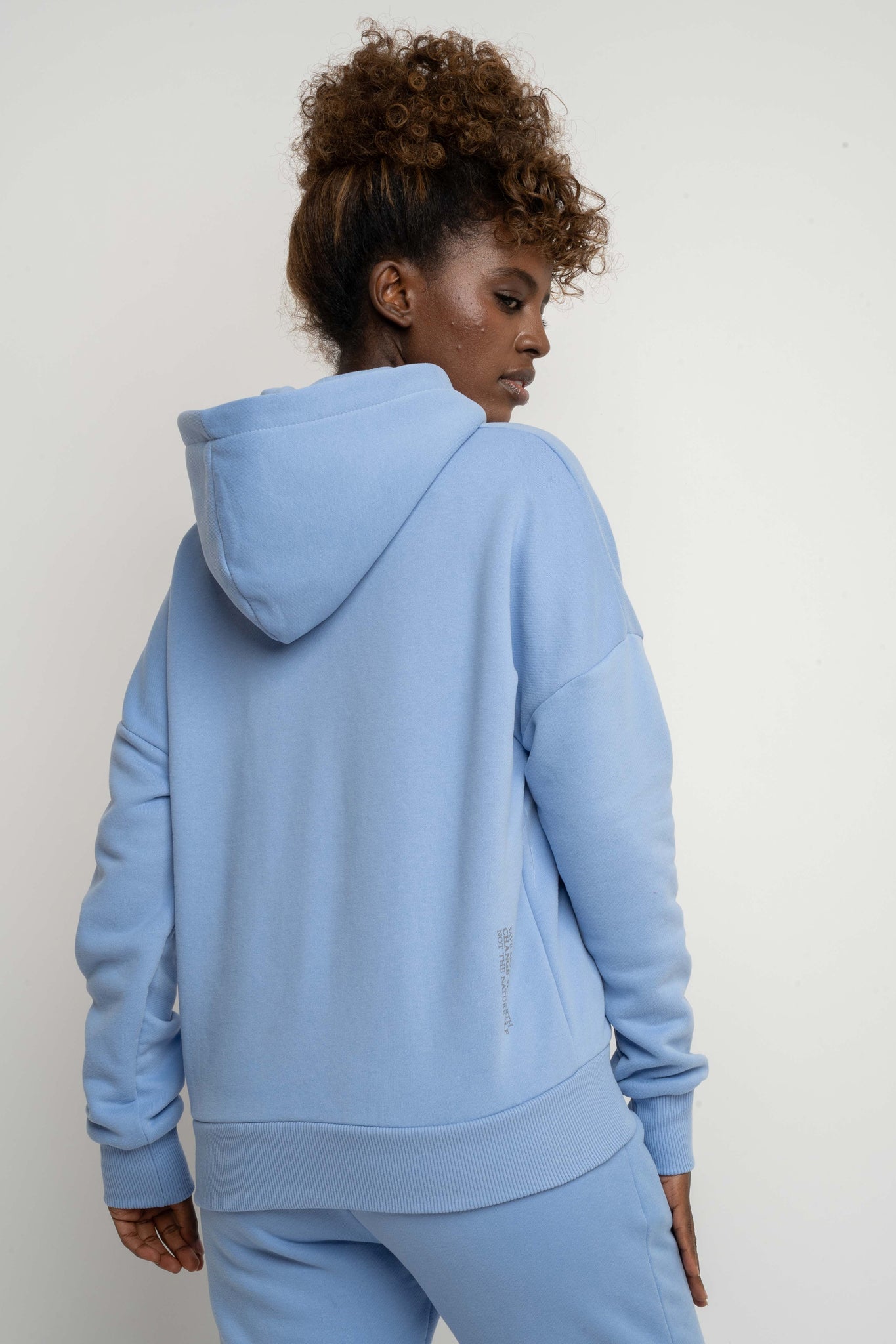 BLUZA Z KAPTUREM BŁĘKITNA - MURIA