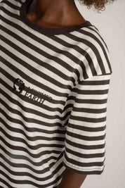 T-SHIRT W PASKI BRĄZOWO-BIAŁE - BARRY