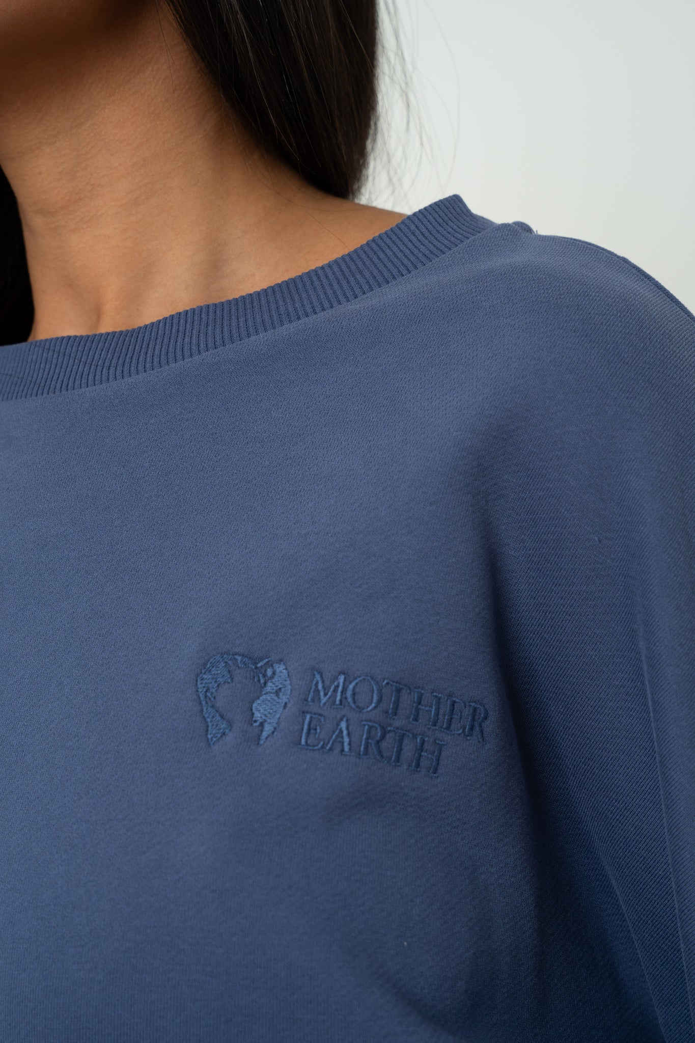BLUZA O KROJU REGULAR FIT Z DŁUŻSZYM TYŁEM GRANATOWA - COOK