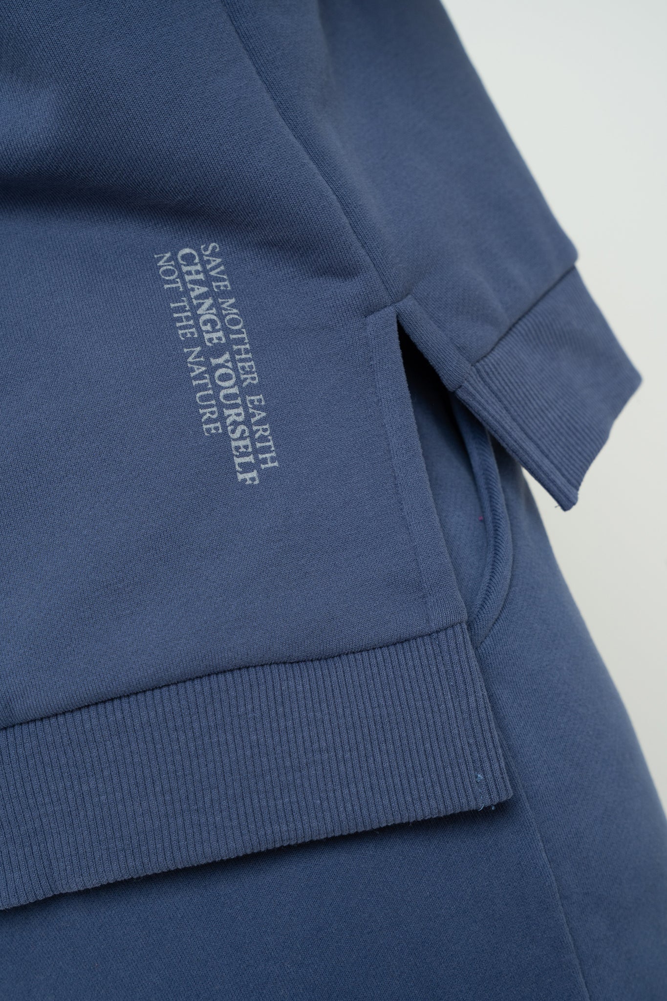 BLUZA O KROJU REGULAR FIT Z DŁUŻSZYM TYŁEM GRANATOWA - COOK