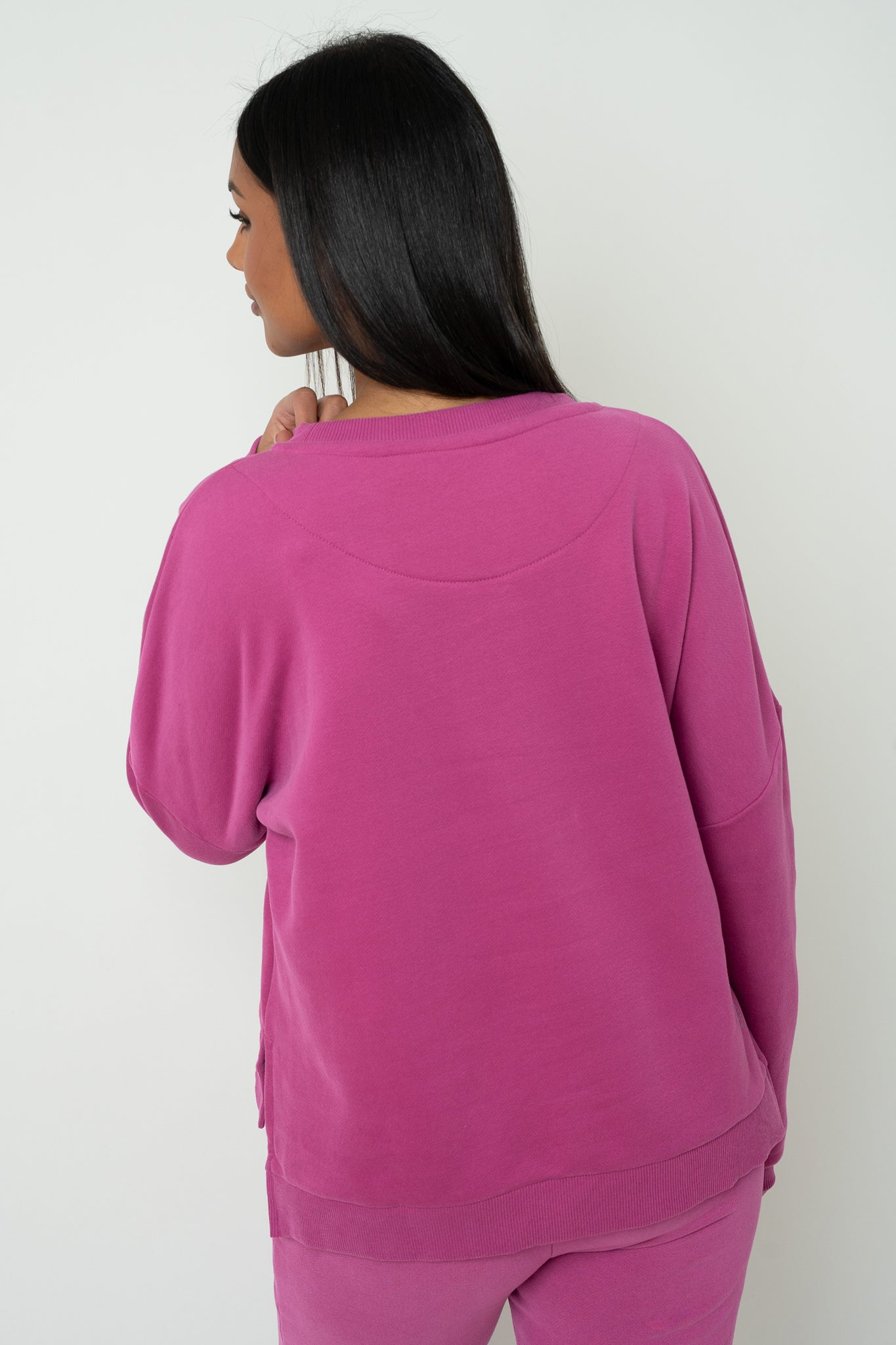 BLUZA O KROJU REGULAR FIT Z DŁUŻSZYM TYŁEM RÓŻOWA- COOK