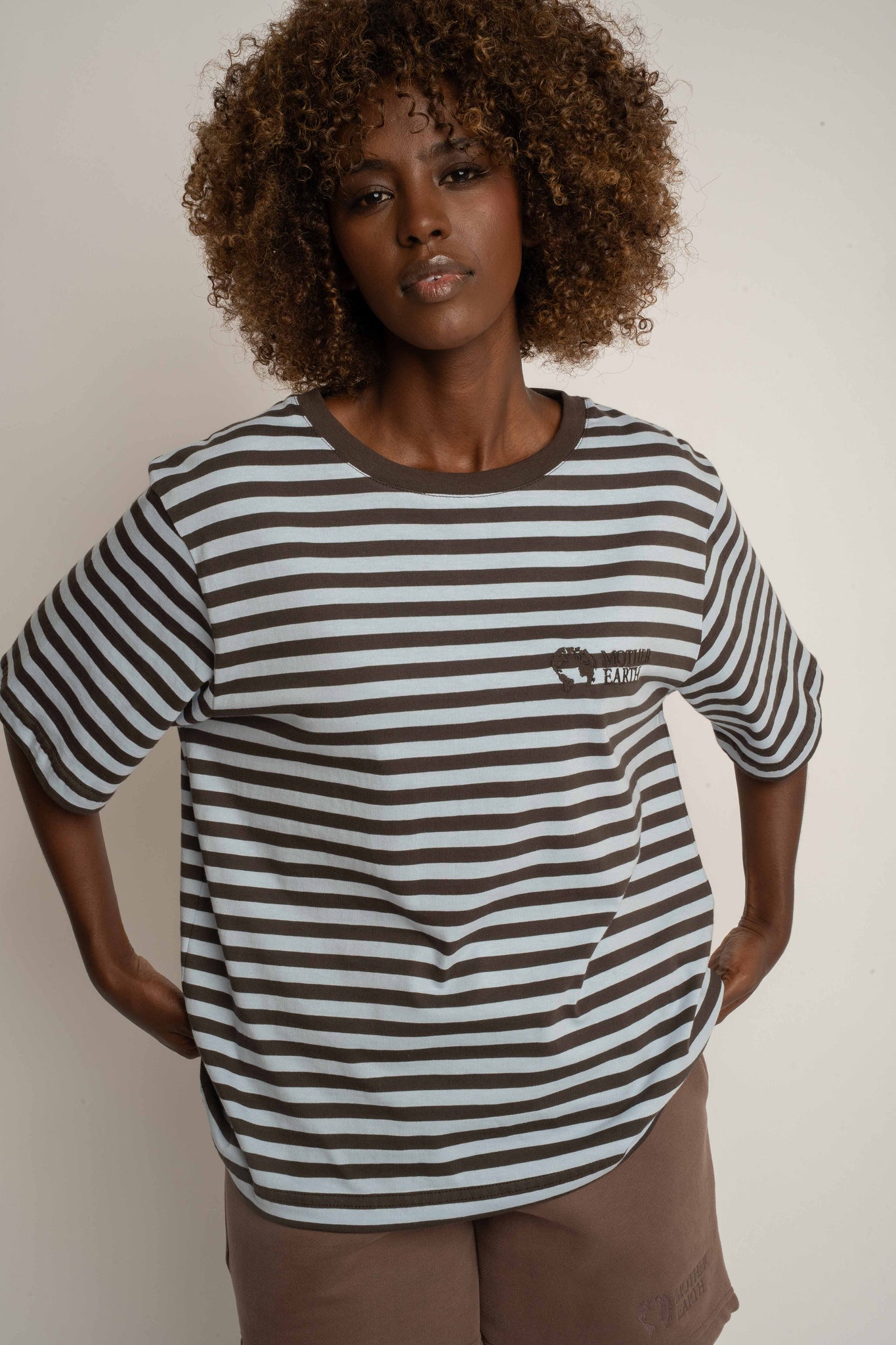 T-SHIRT W PASKI BRĄZOWO-NIEBIESKIE - BARRY