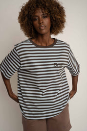 T-SHIRT W PASKI BRĄZOWO-NIEBIESKIE - BARRY