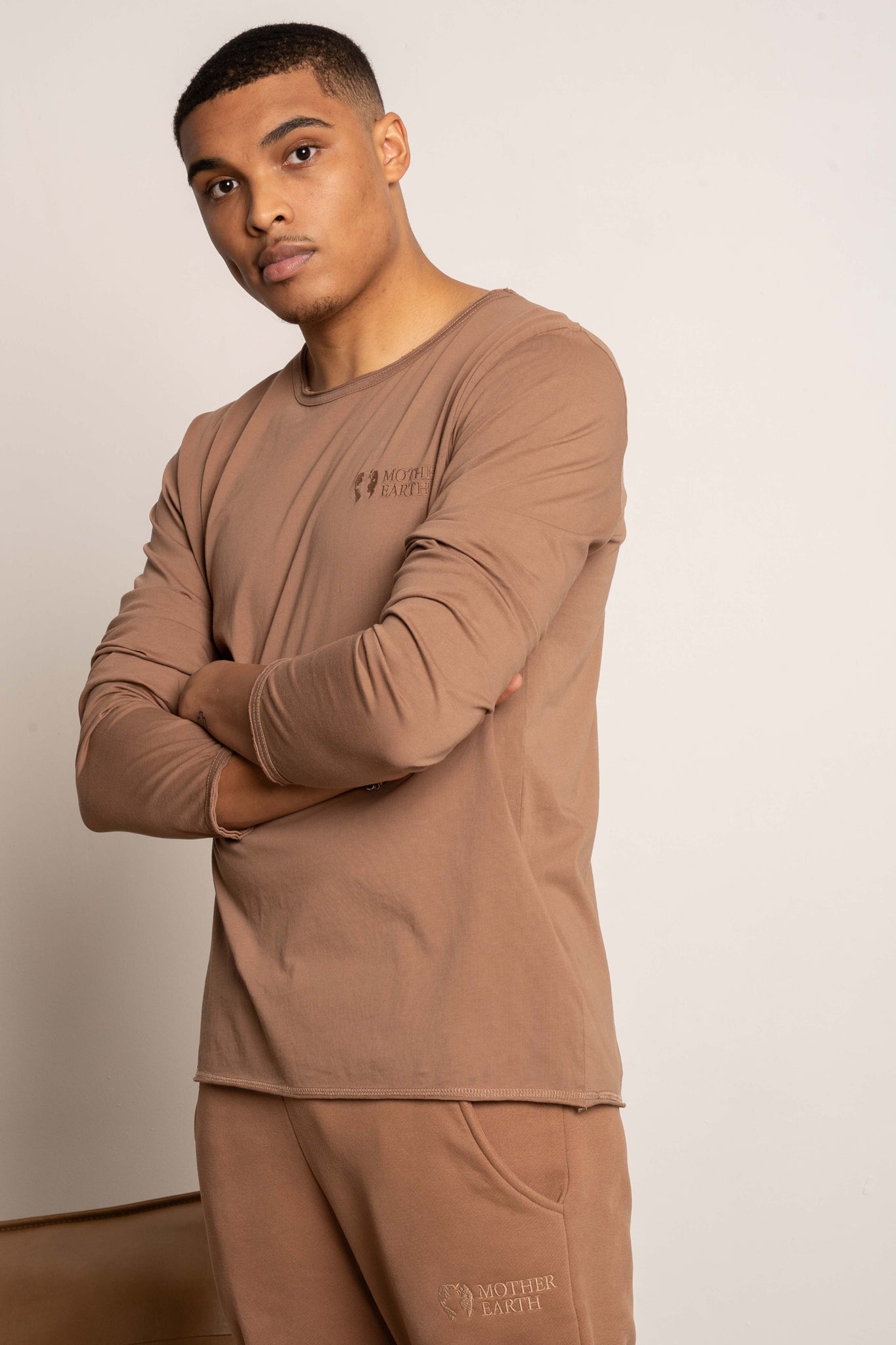 T-SHIRT OVERSIZE Z DELIKATNYM EFEKTEM SPRANIA BRĄZOWY - TOBALAI