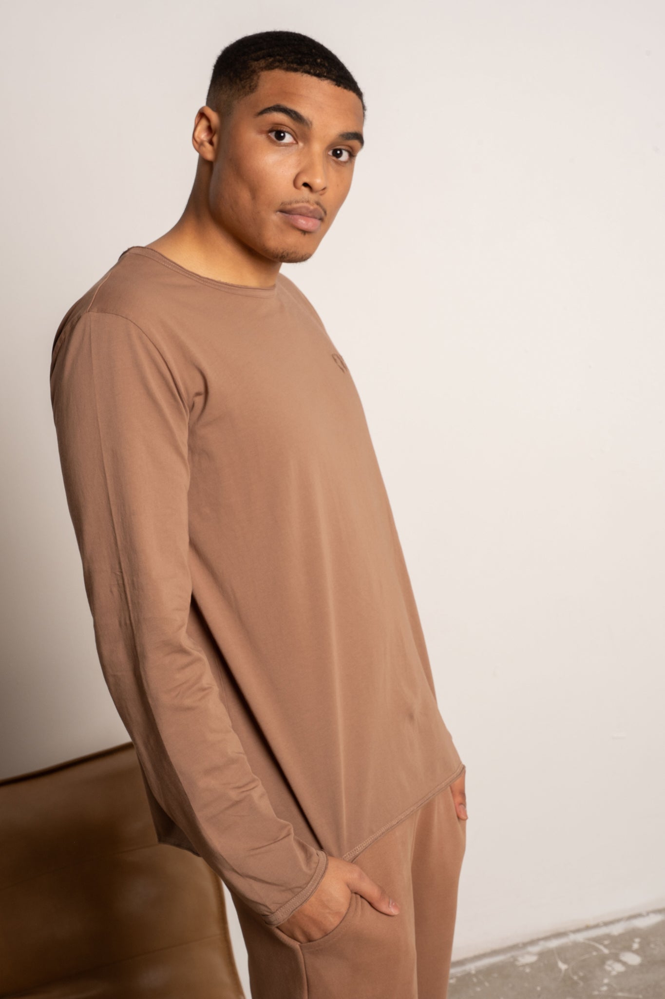 T-SHIRT OVERSIZE Z DELIKATNYM EFEKTEM SPRANIA BRĄZOWY - TOBALAI