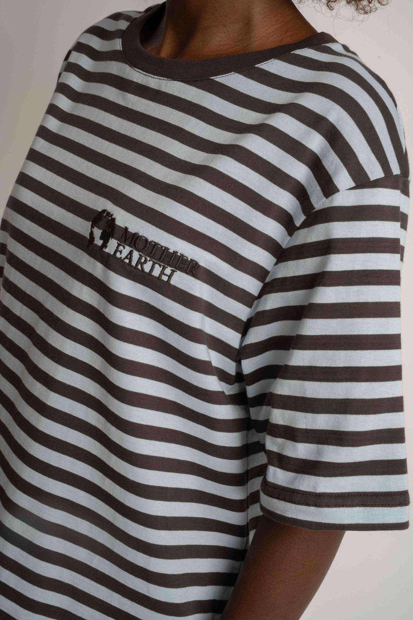 T-SHIRT W PASKI BRĄZOWO-NIEBIESKIE - BARRY