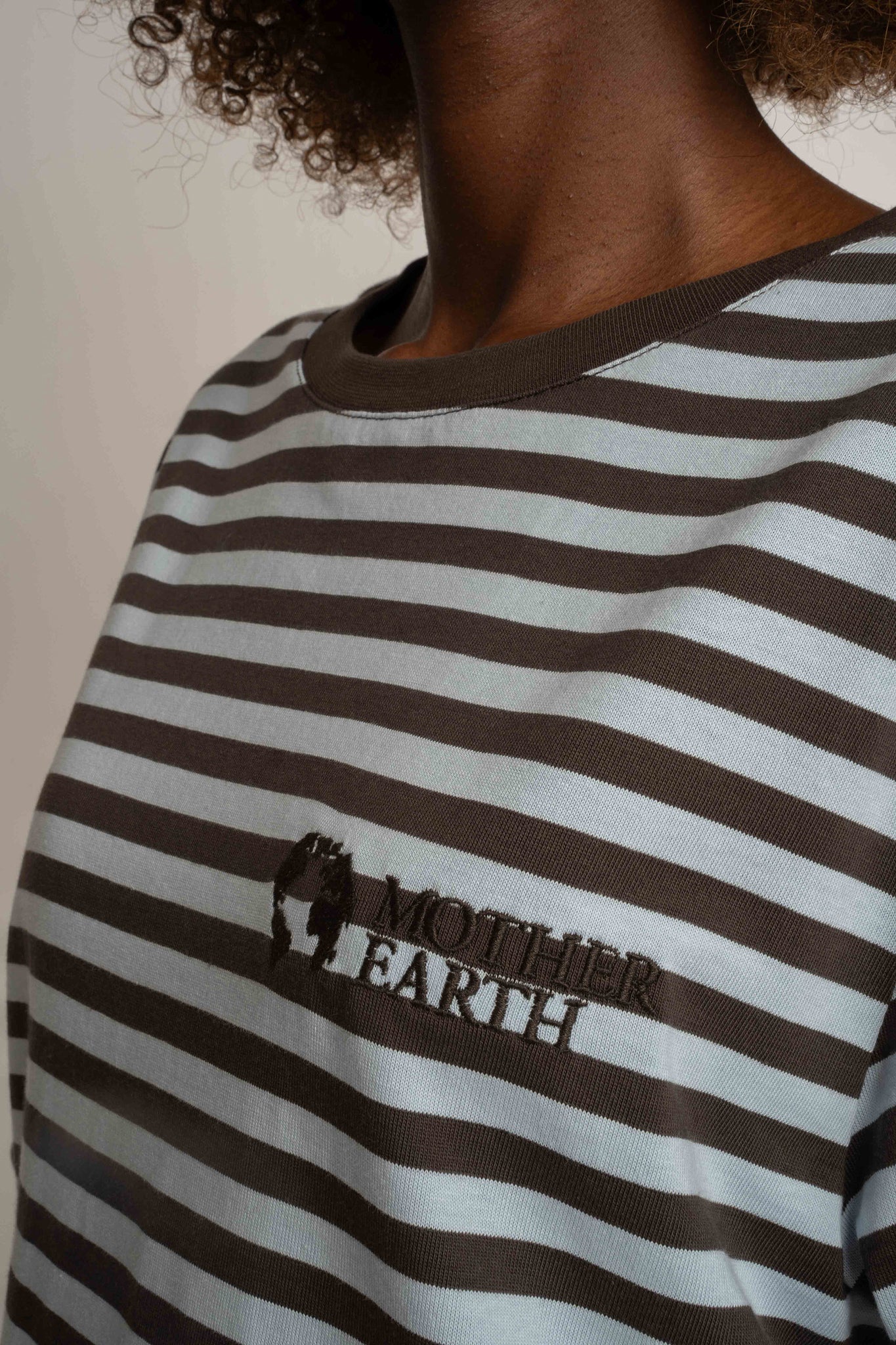 T-SHIRT W PASKI BRĄZOWO-NIEBIESKIE - BARRY