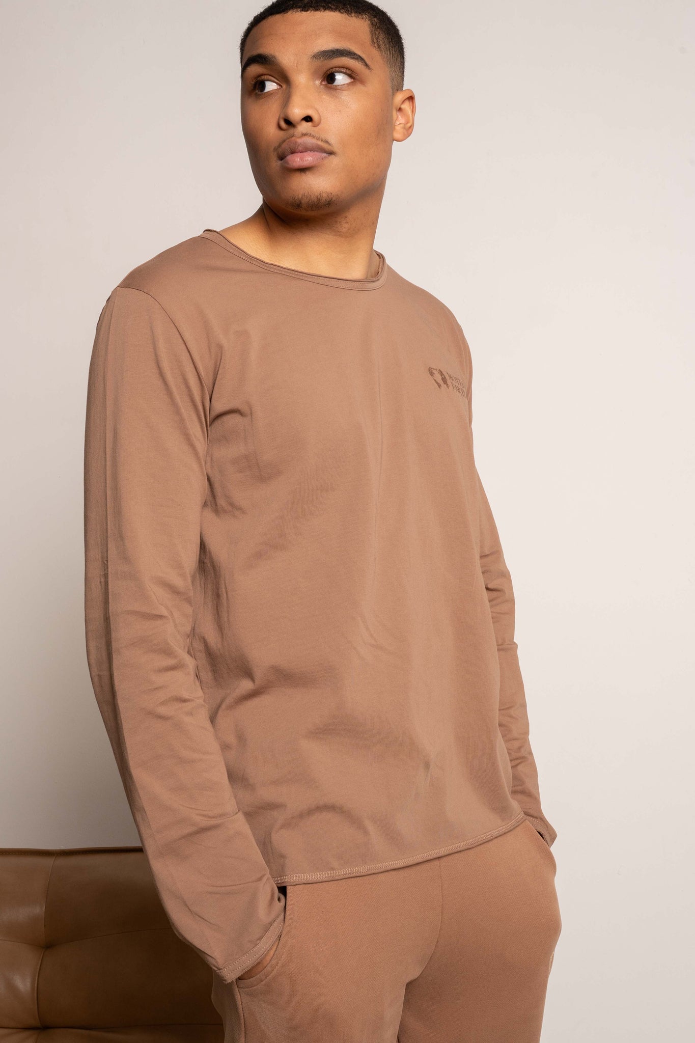 T-SHIRT OVERSIZE Z DELIKATNYM EFEKTEM SPRANIA BRĄZOWY - TOBALAI