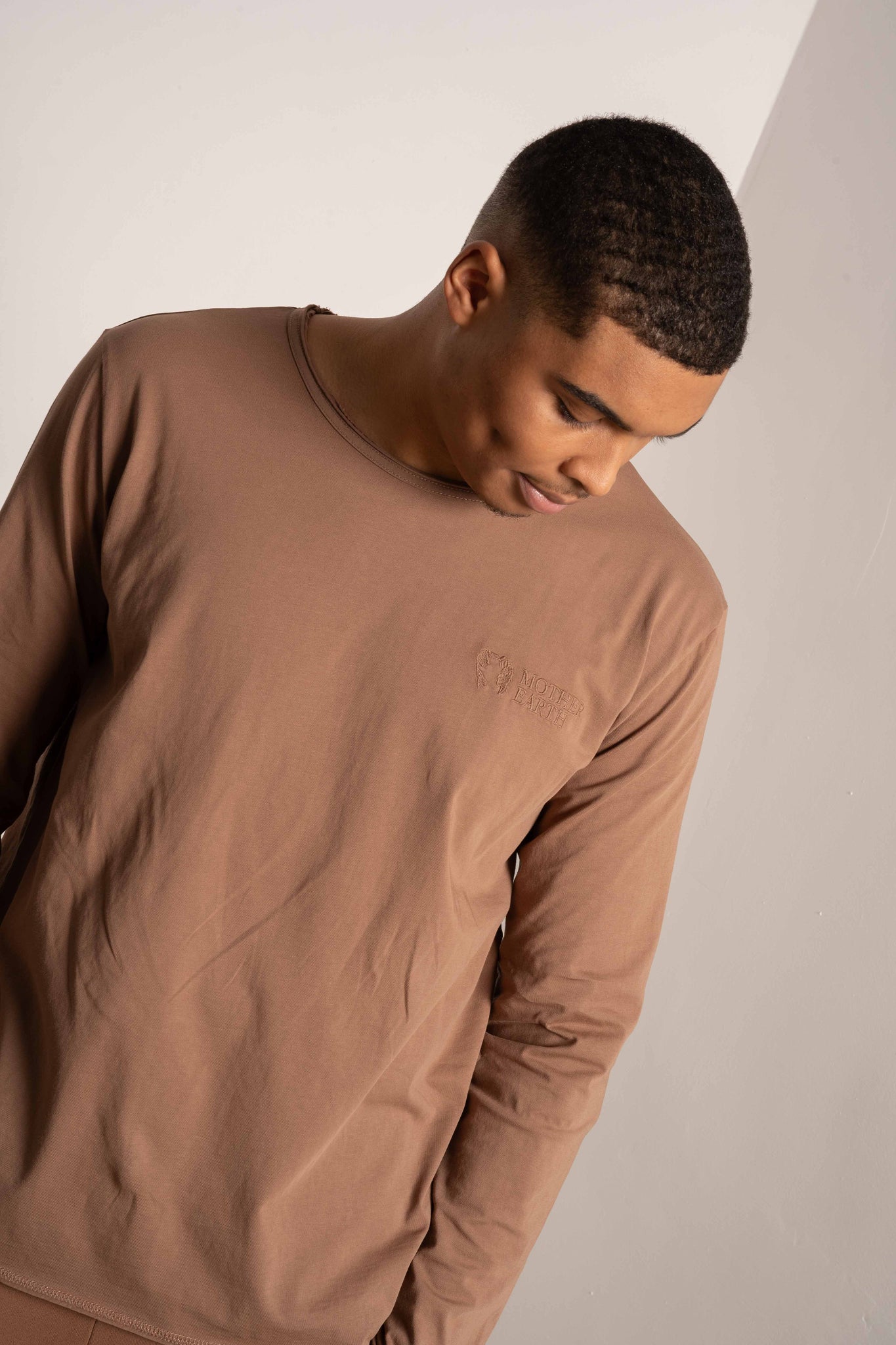 T-SHIRT OVERSIZE Z DELIKATNYM EFEKTEM SPRANIA BRĄZOWY - TOBALAI