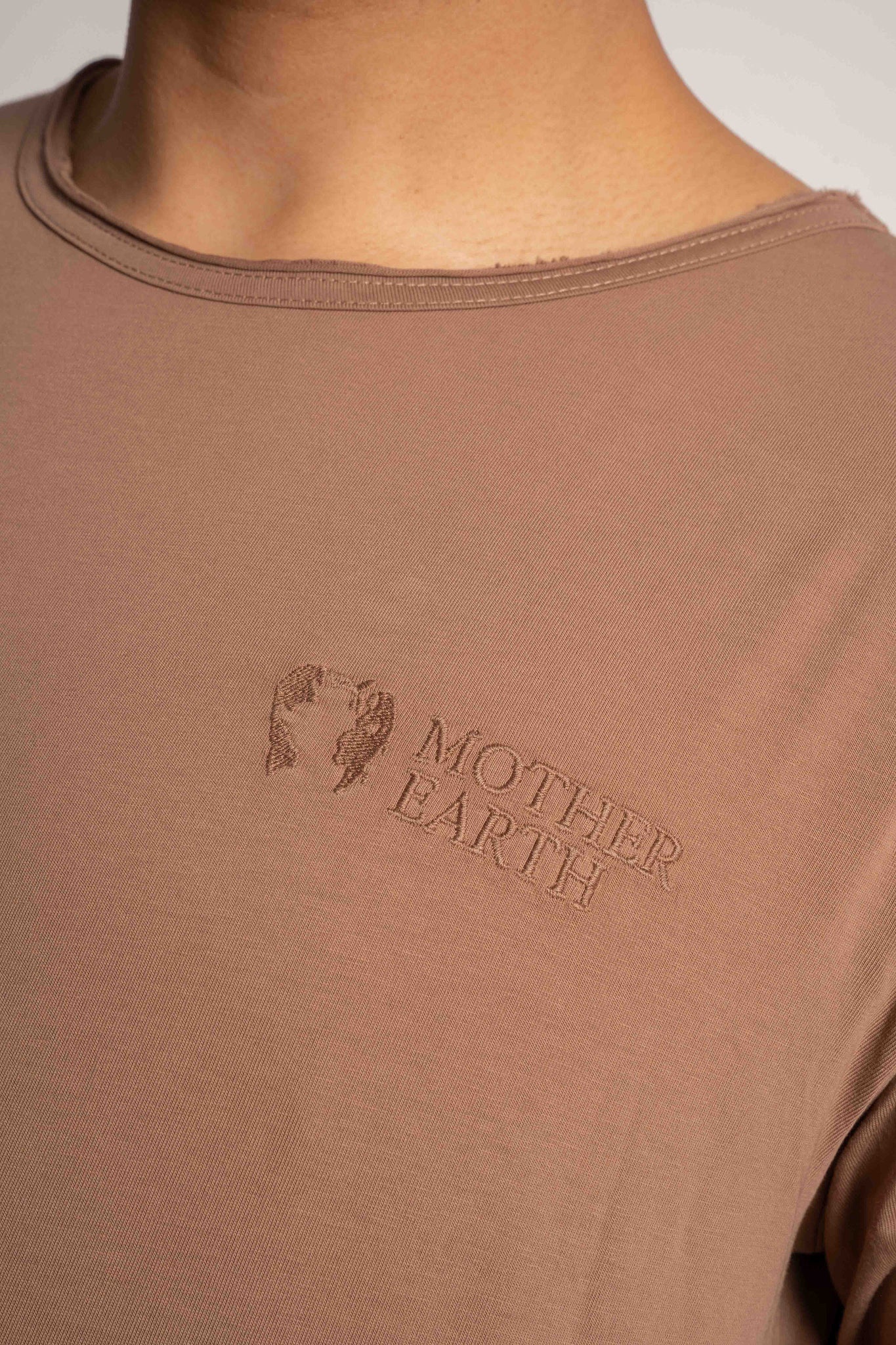 T-SHIRT OVERSIZE Z DELIKATNYM EFEKTEM SPRANIA BRĄZOWY - TOBALAI