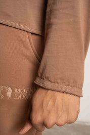 T-SHIRT OVERSIZE Z DELIKATNYM EFEKTEM SPRANIA BRĄZOWY - TOBALAI