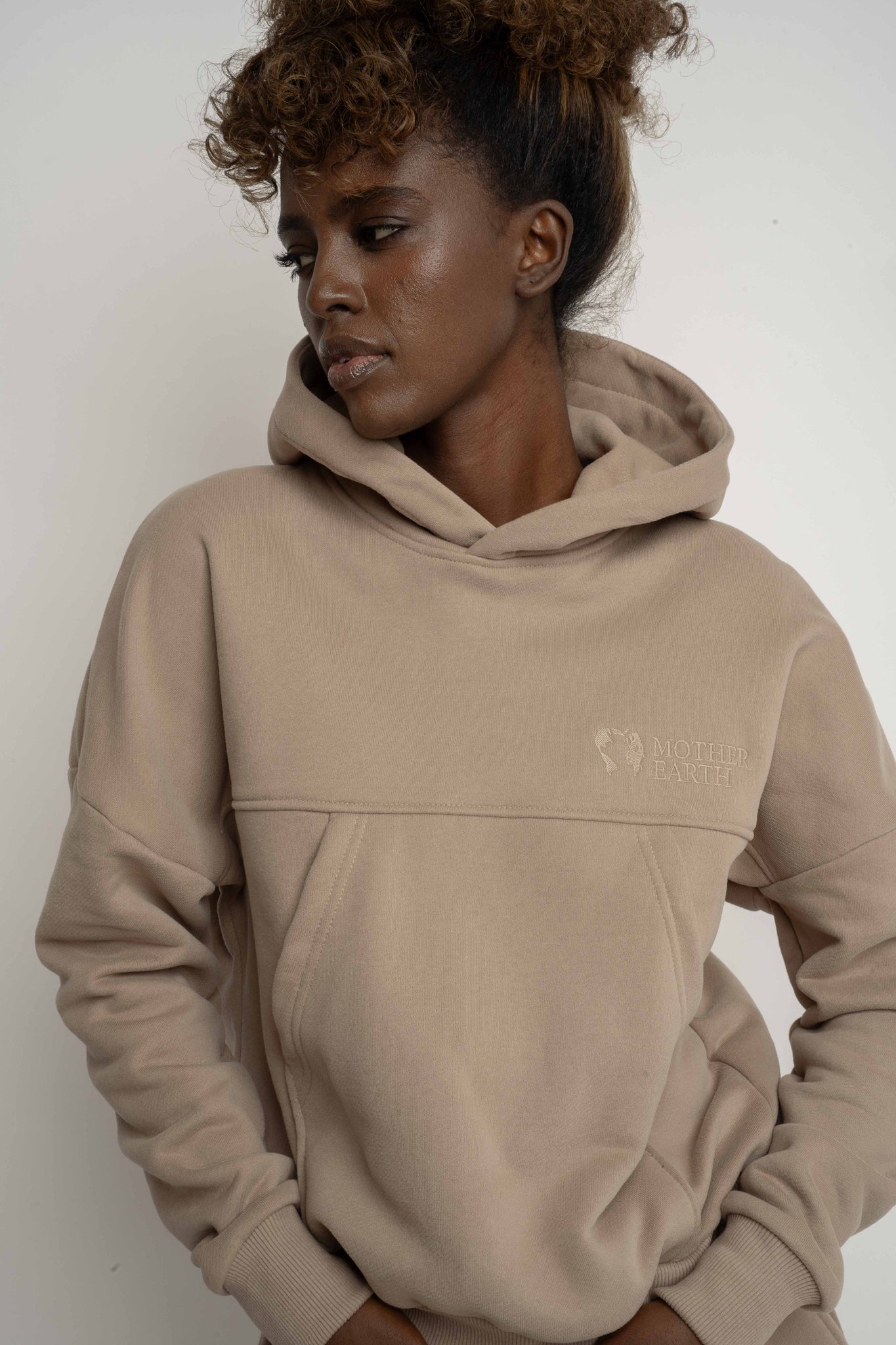 BLUZA Z KAPTUREM JASNOBRĄZOWA - MURIA