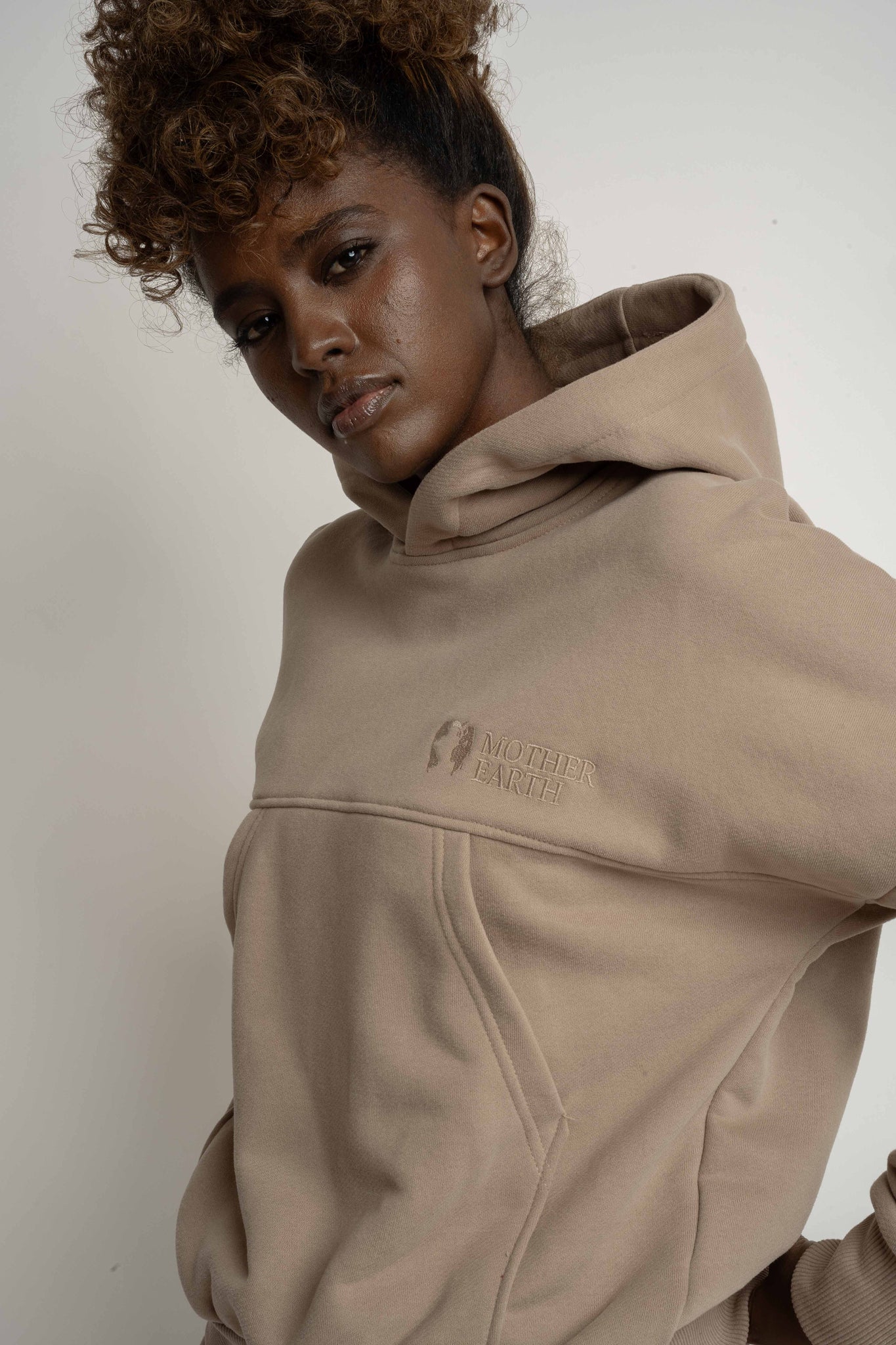 BLUZA Z KAPTUREM JASNOBRĄZOWA - MURIA