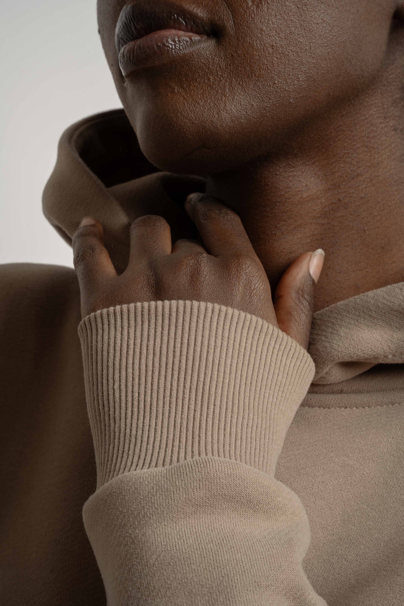 BLUZA Z KAPTUREM JASNOBRĄZOWA - MURIA