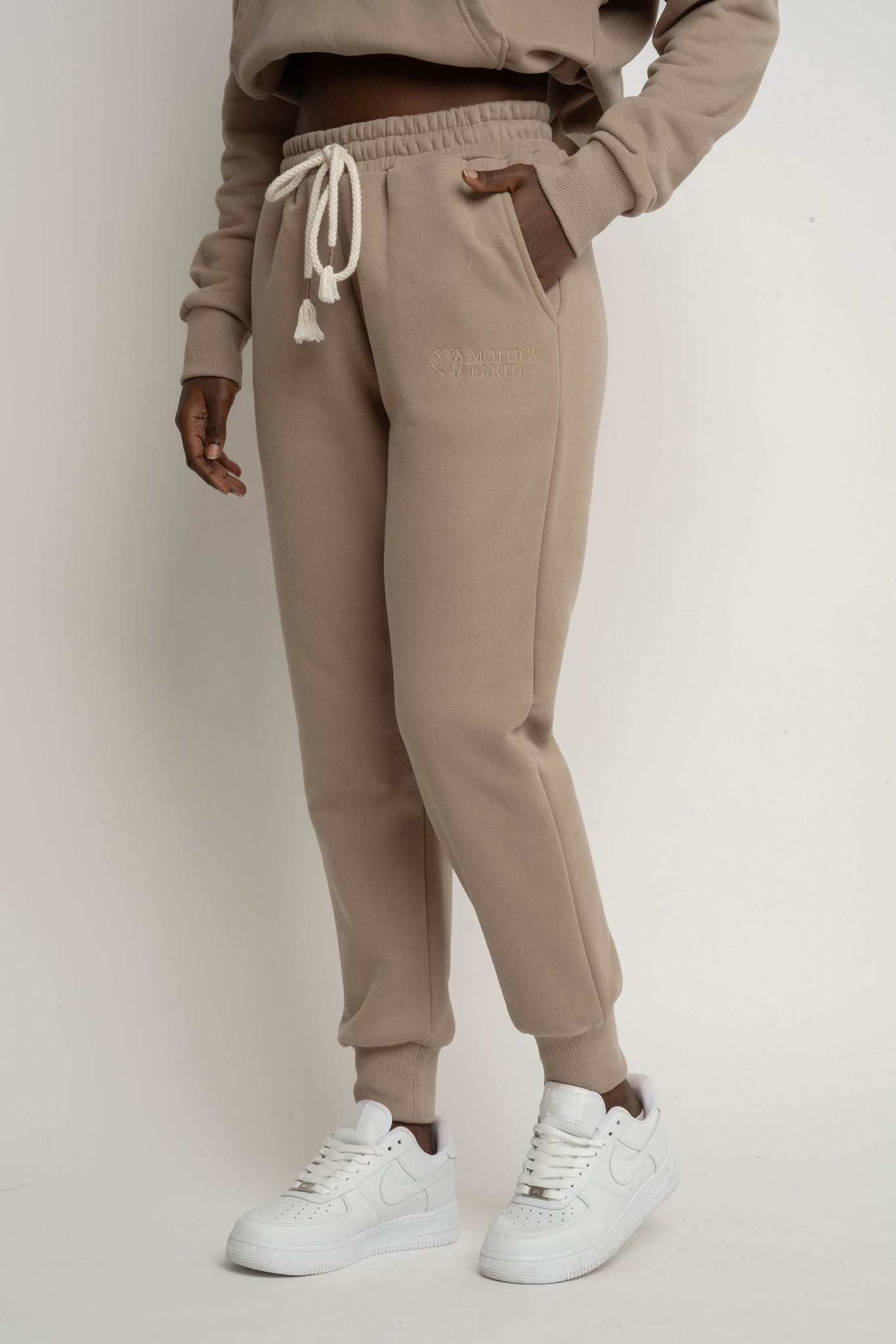 SPODNIE DRESOWE TYPU JOGGER JASNOBRĄZOWE - BEGERA