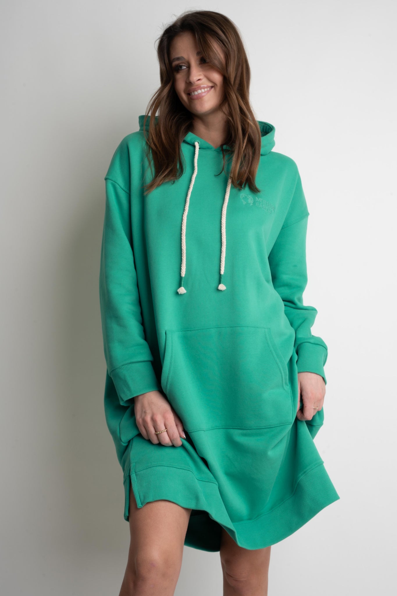 długa bluza z kapturem.