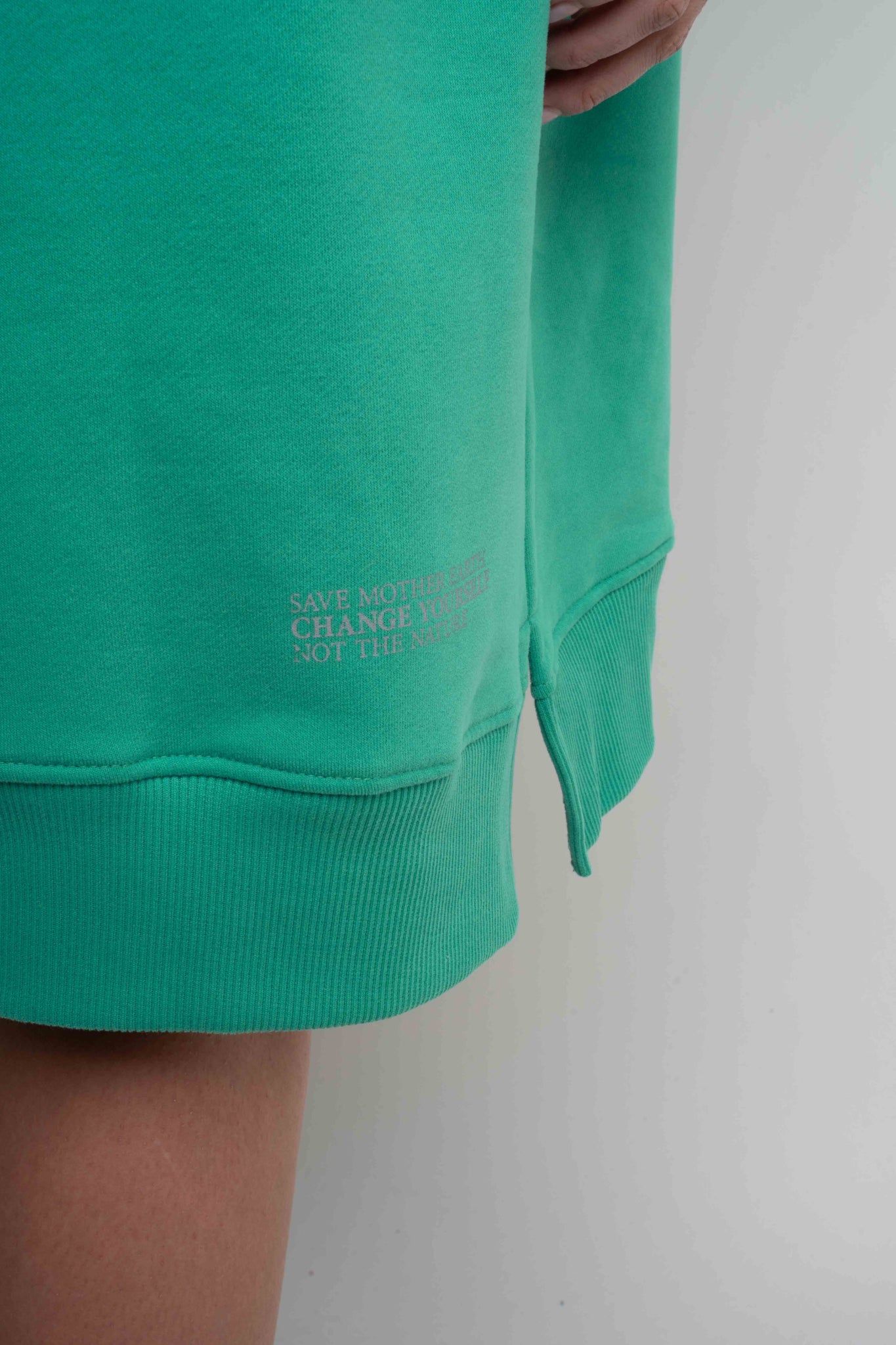 długa bluza z kapturem.