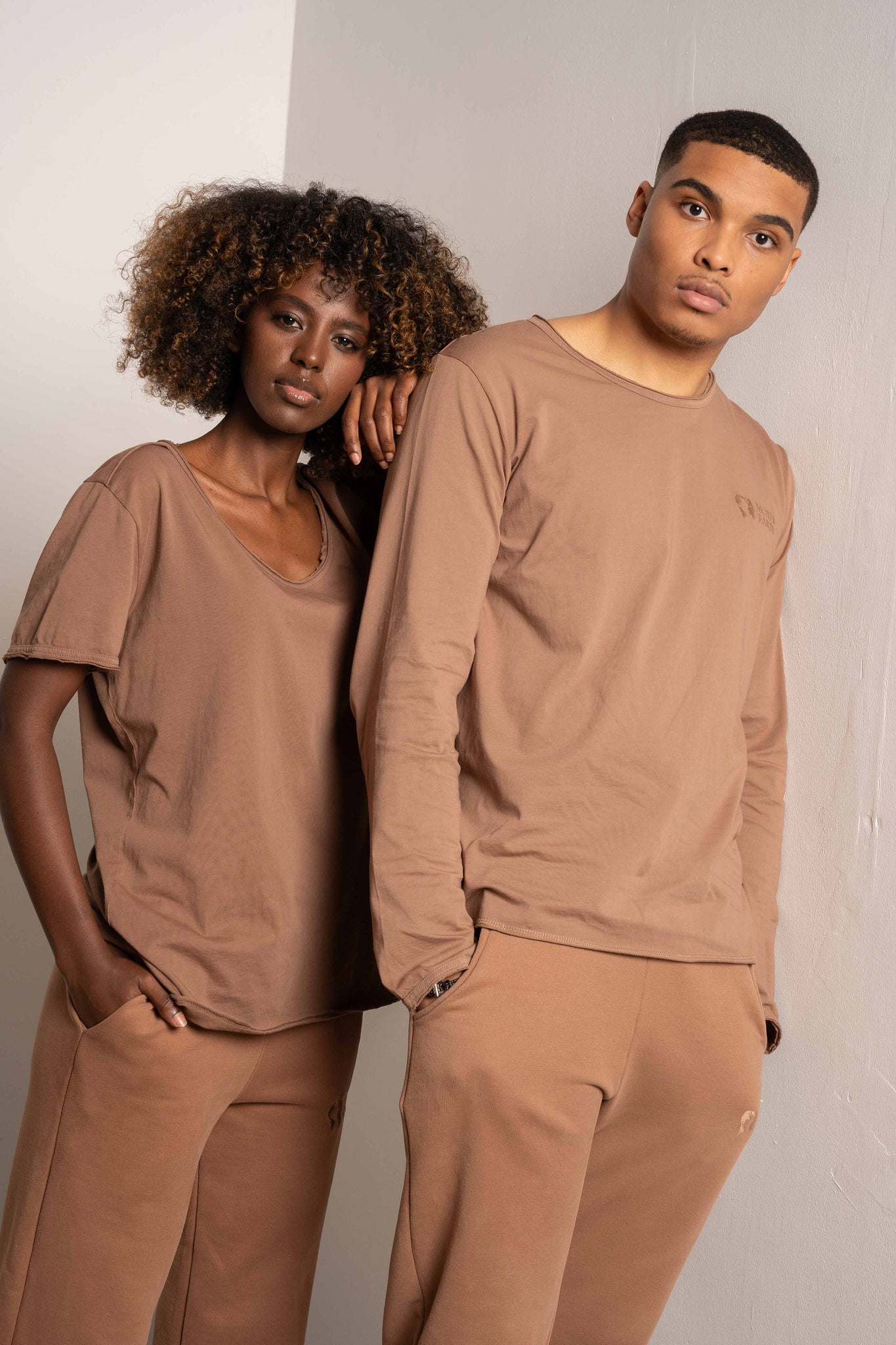 T-SHIRT OVERSIZE Z DELIKATNYM EFEKTEM SPRANIA BRĄZOWY - TOBALAI