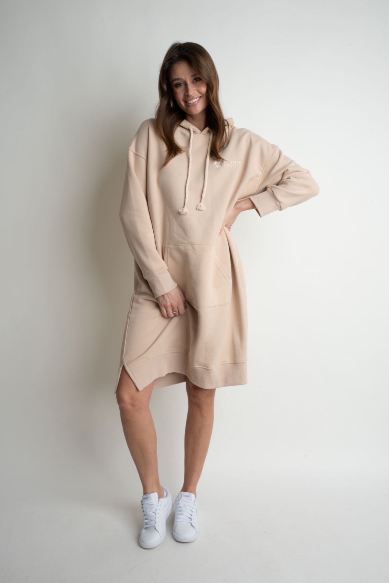 długa bluza z kapturem.