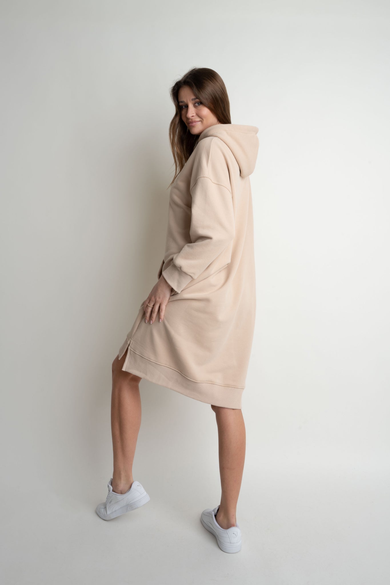 długa bluza z kapturem.