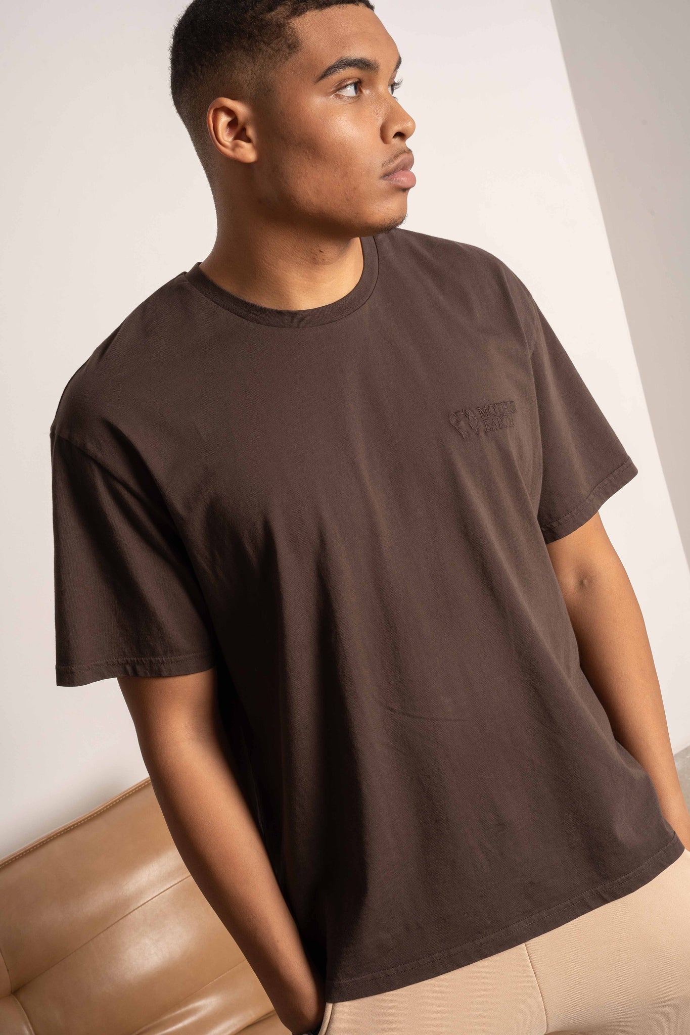 T-SHIRT OVERSIZE Z DELIKATNYM EFEKTEM SPRANIA CIEMNOBRĄZOWY - MOROTAI