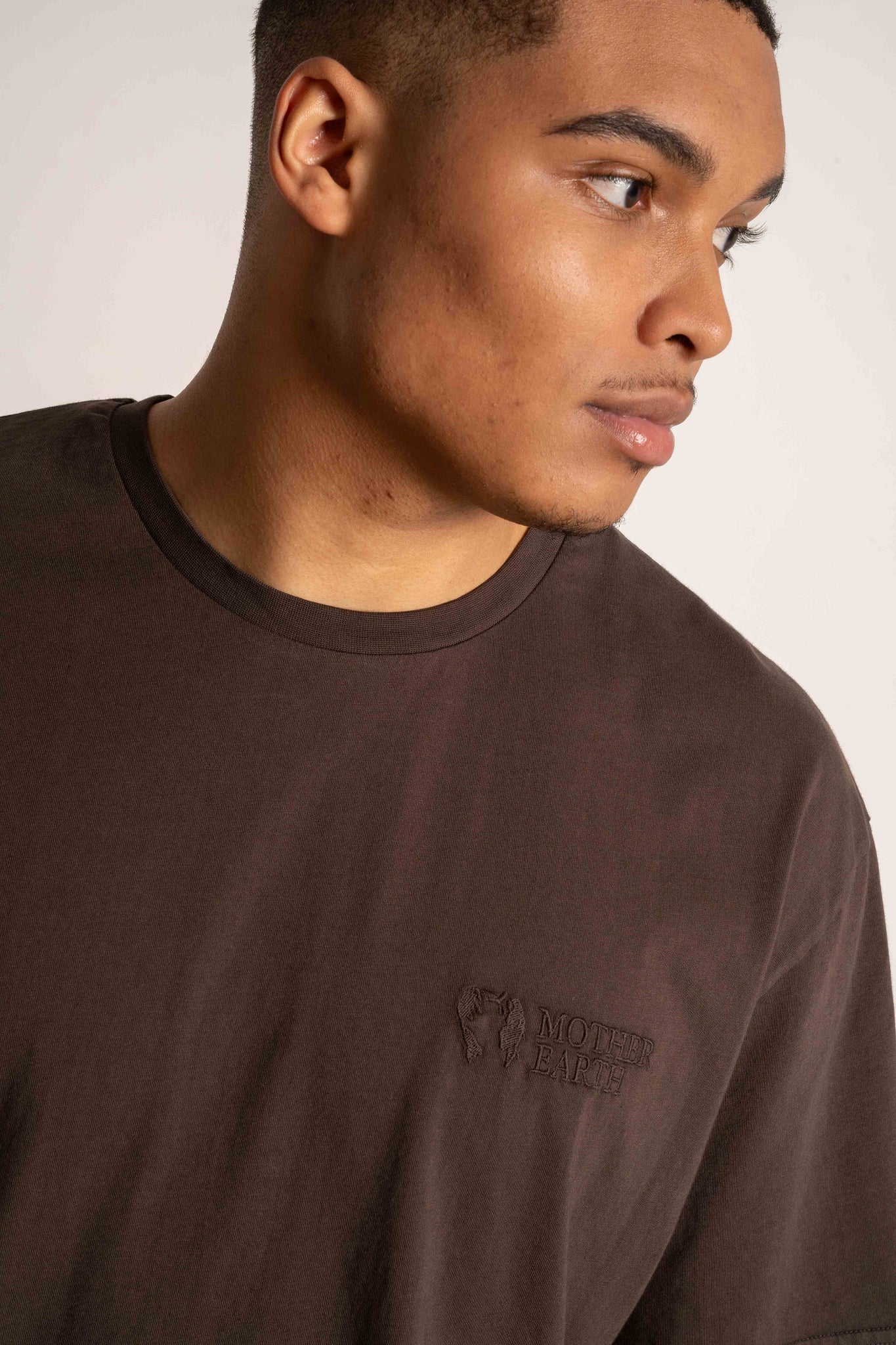 T-SHIRT OVERSIZE Z DELIKATNYM EFEKTEM SPRANIA CIEMNOBRĄZOWY - MOROTAI